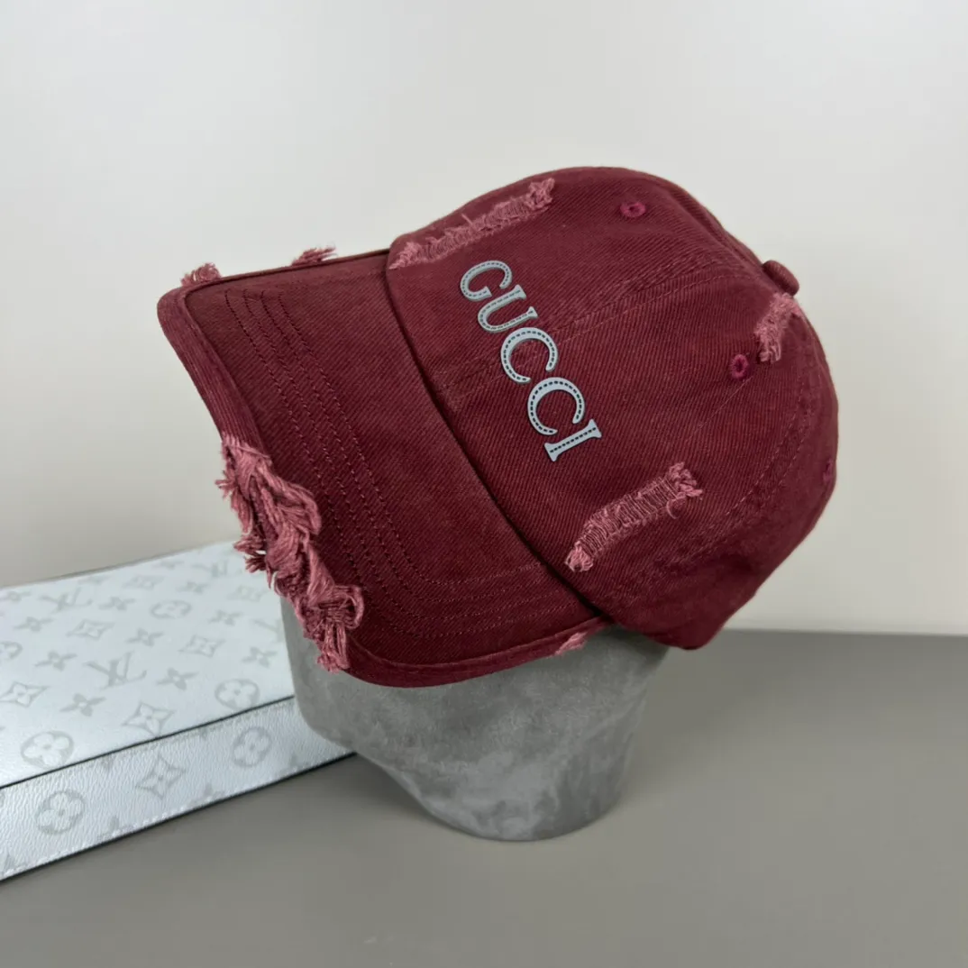 P56💰Gucci Baseball Cap♥️GUCCI🧢Official website new product, baseball cap, original quality, hot arrival 🔥🎩 The craftsmanship is very exquisite, high-end and classy! Low-key luxury, easy to carry! Running volume!