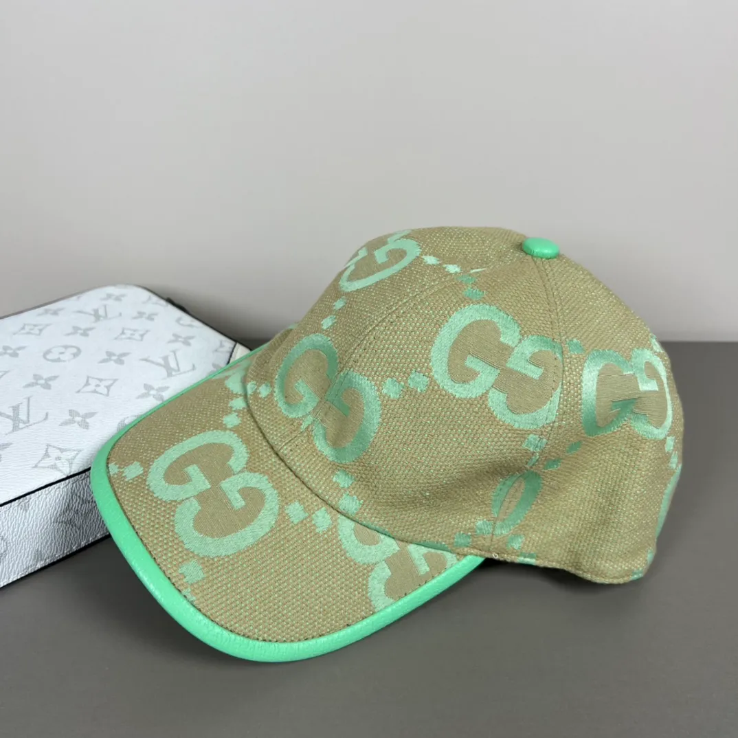 80💰Gucci (Gucci) new original baseball cap, metal small double G, the latest model at the counter, 1:1 mold customization, genuine mold hardware, original canvas fabric + first layer of cowhide, original quality! The quality is great, the basic head circumference is 56cm, and the patch is adjustable.