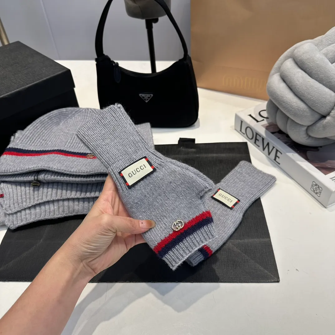 P180 (not ordinary goods in the market) GUCCI official website new wool cashmere suit series 🌟 hat + scarf + gloves official website synchronization, (same style for men and women) high quality, original fabric is very high-end, casual and versatile, simple yet elegant style, not to be missed!
