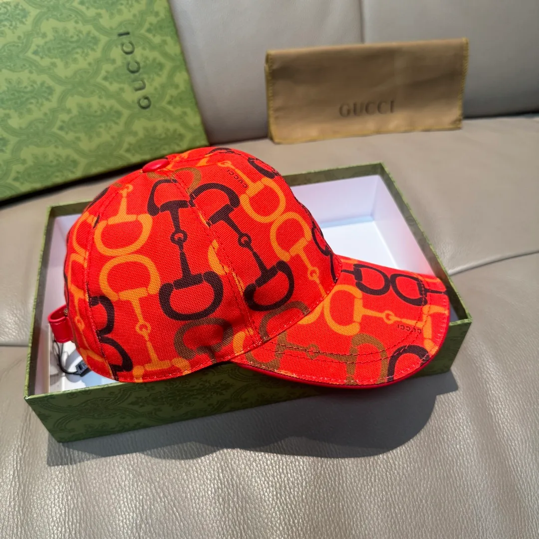 p90 Horsebit buckle shipped. Gucci new original baseball cap, horsebit buckle baseball cap. 1:1 mold opening and customization at the counter, original canvas fabric + first layer of cowhide, light and breathable! The basic head circumference is 56cm, and the patch is adjustable.