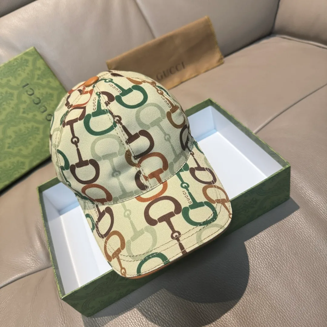 p90 Horsebit buckle shipped. Gucci new original baseball cap, horsebit buckle baseball cap. 1:1 mold opening and customization at the counter, original canvas fabric + first layer of cowhide, light and breathable! The basic head circumference is 56cm, and the patch is adjustable.