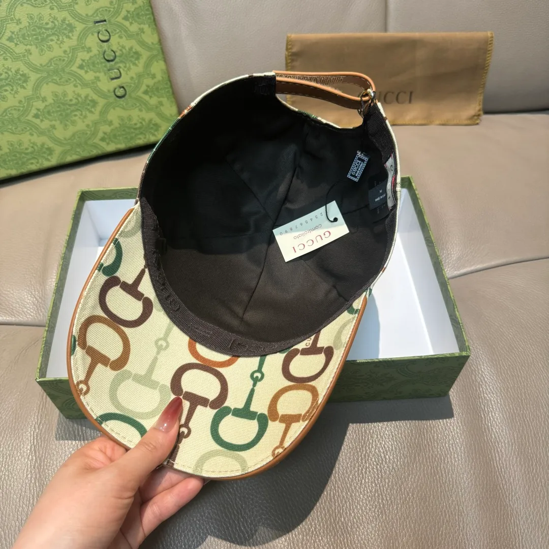 p90 Horsebit buckle shipped. Gucci new original baseball cap, horsebit buckle baseball cap. 1:1 mold opening and customization at the counter, original canvas fabric + first layer of cowhide, light and breathable! The basic head circumference is 56cm, and the patch is adjustable.