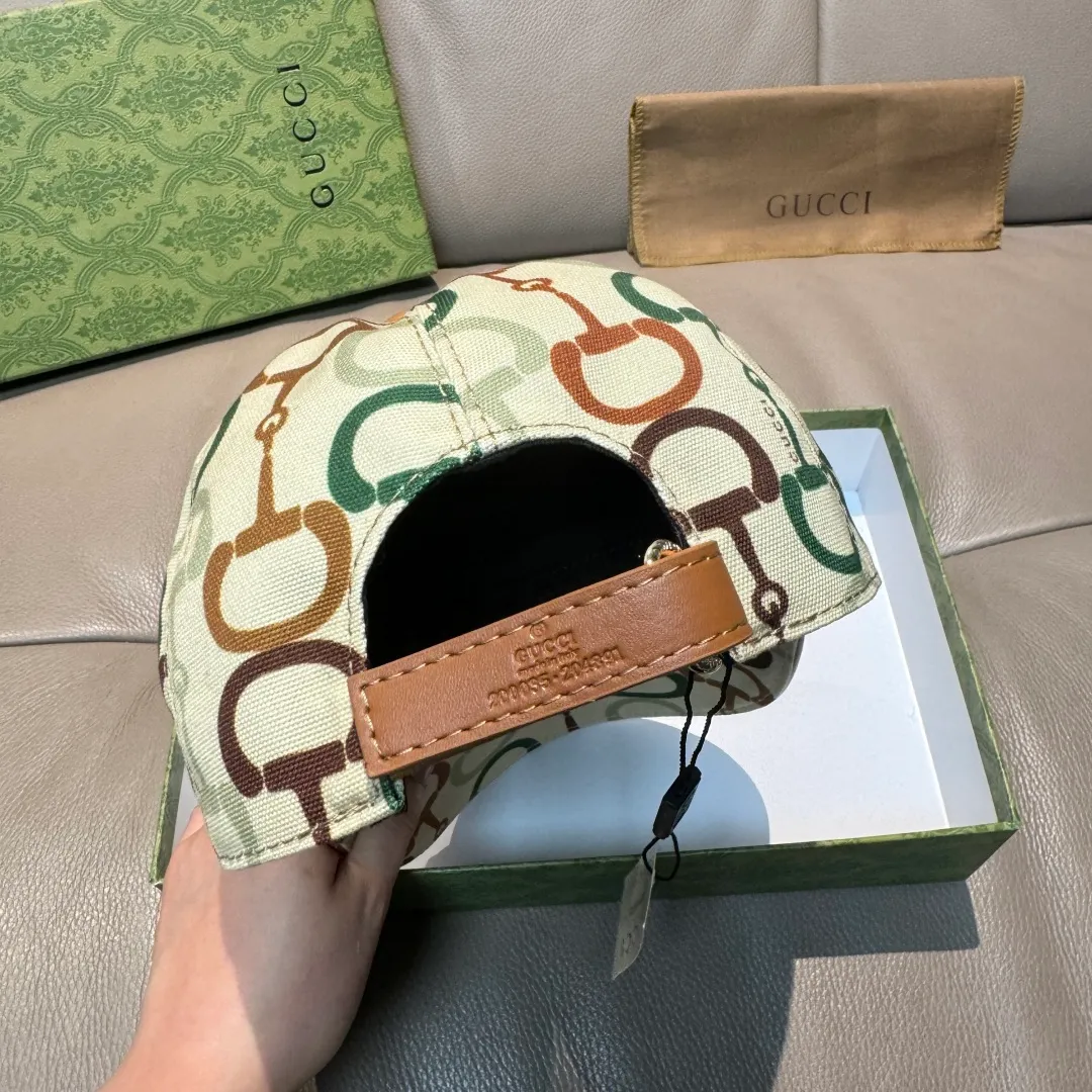 p90 Horsebit buckle shipped. Gucci new original baseball cap, horsebit buckle baseball cap. 1:1 mold opening and customization at the counter, original canvas fabric + first layer of cowhide, light and breathable! The basic head circumference is 56cm, and the patch is adjustable.