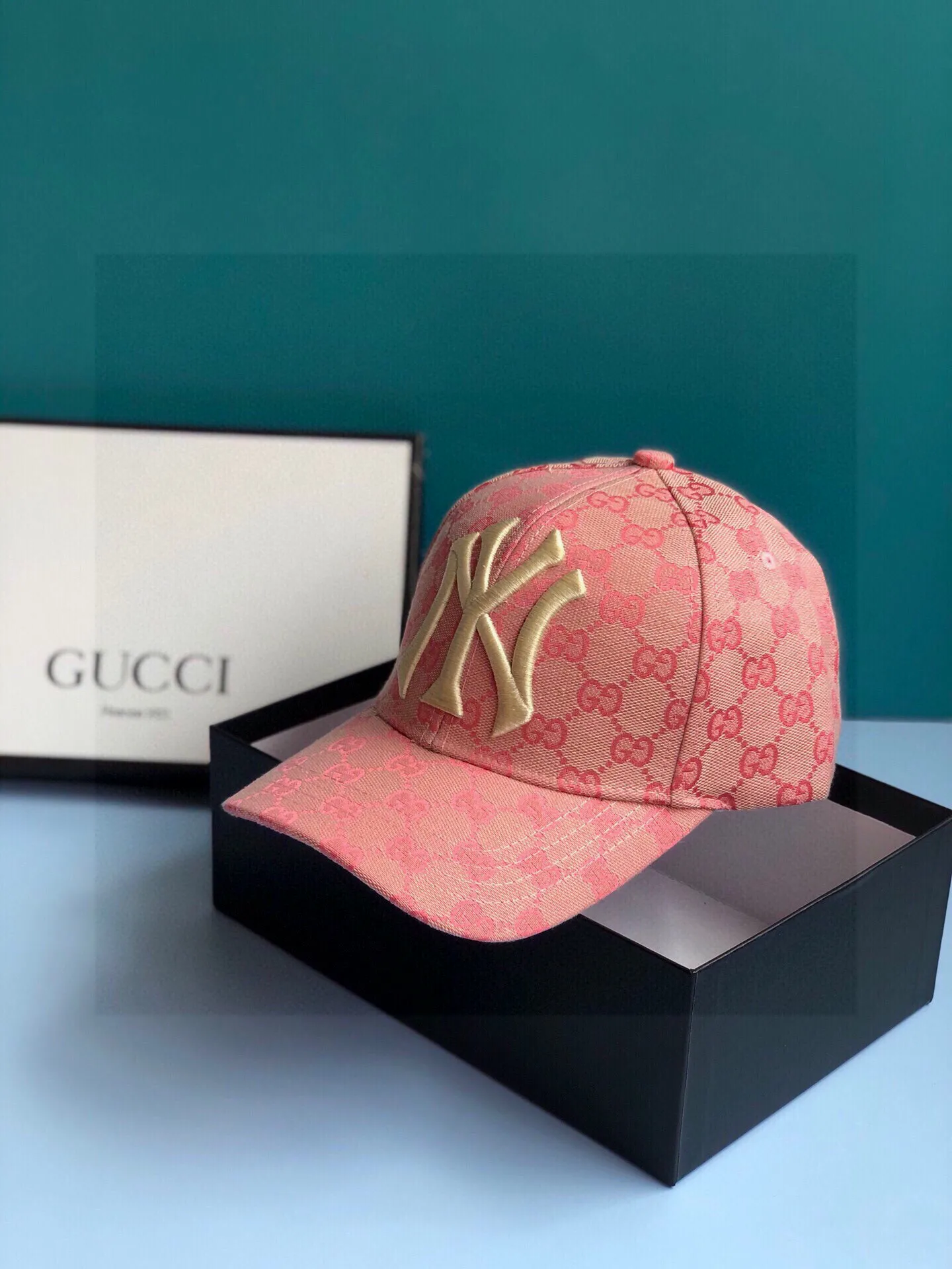 Special price 🉐60💰 🧢Gucci co-branded NY🧢. The most popular co-branded limited edition, synchronized with the authentic products at the counter, a super high-quality one, you can see how good it is just by looking at the detailed pictures, it has finally arrived! New three-dimensional embroidery model, genuine purchase🌸Super good quality, high-end model, exquisite brim