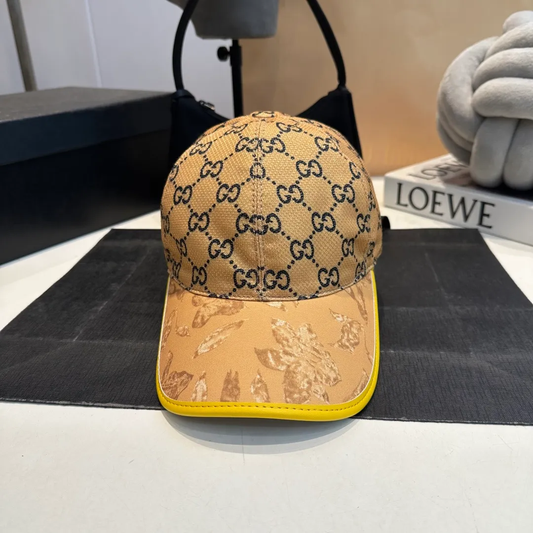 P90 Gucci's latest original baseball cap with wide webbing. 1:1 mold opening and customization at the counter, the highest version, original canvas fabric + first-layer cowhide, light and breathable! Photographed in real life, suitable for men and women in all seasons, basic head circumference 56cm, adjustable patches.
