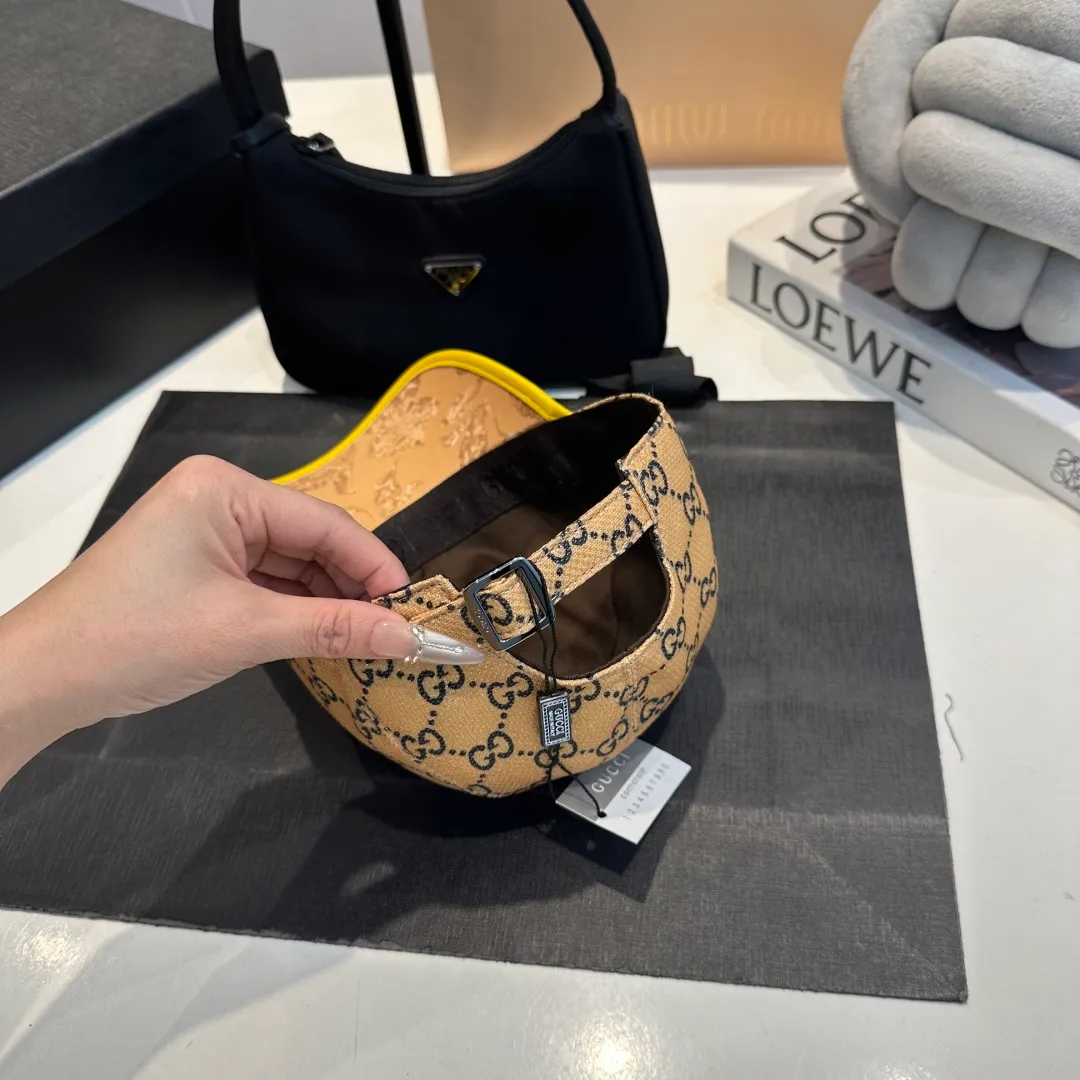 P90 Gucci's latest original baseball cap with wide webbing. 1:1 mold opening and customization at the counter, the highest version, original canvas fabric + first-layer cowhide, light and breathable! Photographed in real life, suitable for men and women in all seasons, basic head circumference 56cm, adjustable patches.