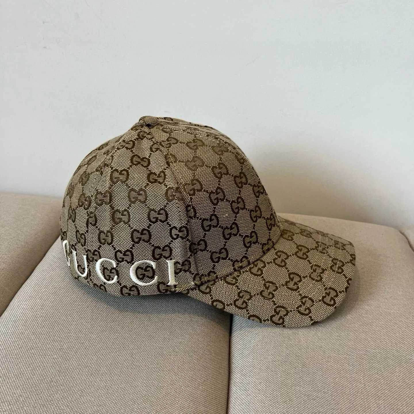 P60 Gucci Baseball Cap♥️GUCCI🧢New product from the official website, baseball cap, original quality, very popular 🔥🎩 The craftsmanship is very exquisite, high-end and classy! Low-key luxury, easy to carry! Running volume!