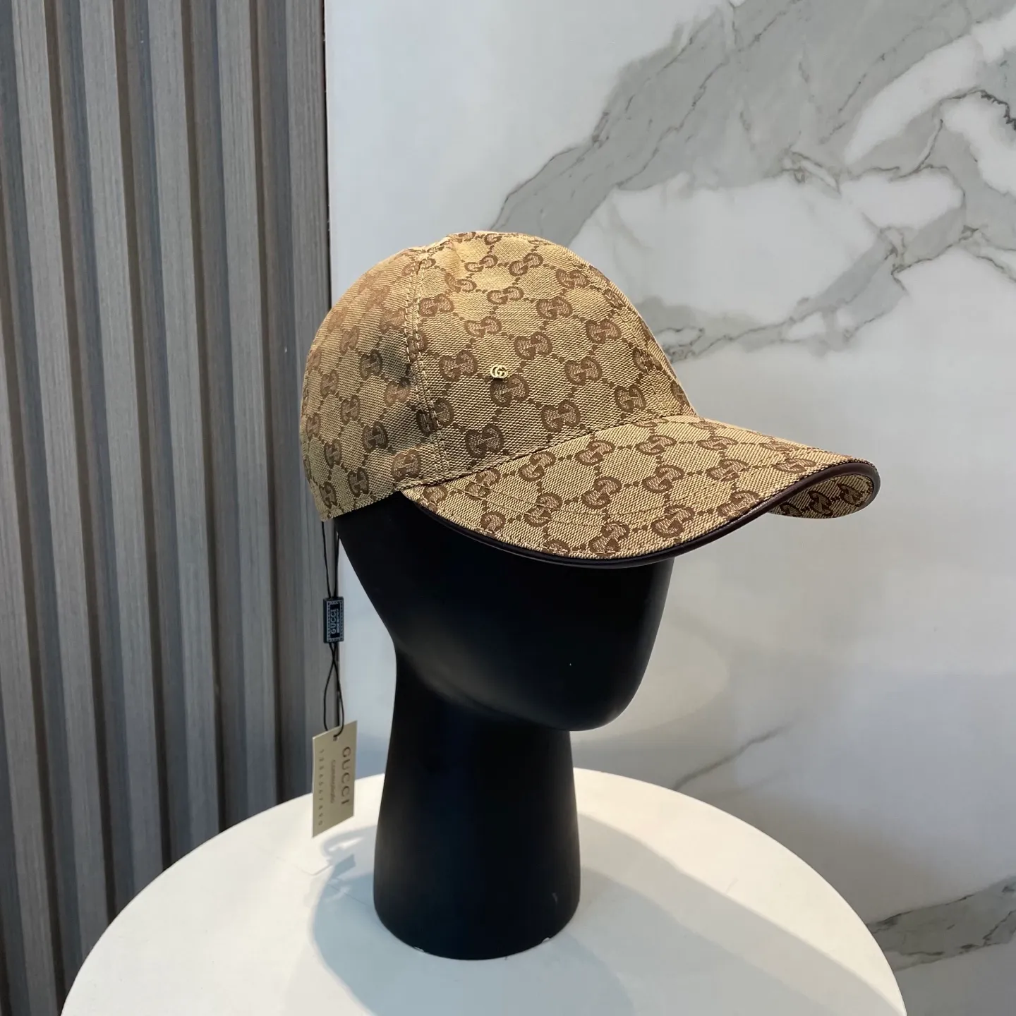 P96 Gucci's new original baseball cap, 1:1 mold opening and customization at the counter, original canvas fabric + first-layer cowhide, light and breathable! The basic head circumference is 56cm, and the patch is adjustable.