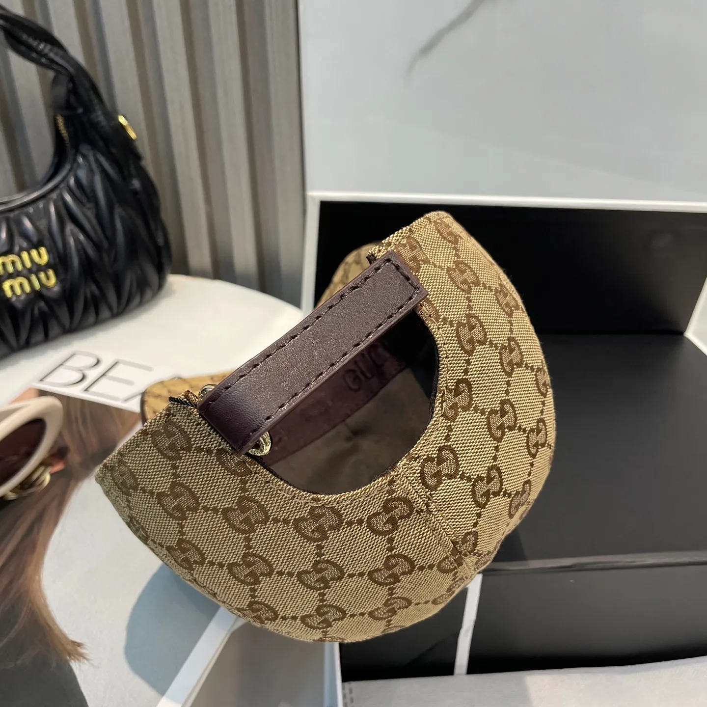 P96 Gucci's new original baseball cap, 1:1 mold opening and customization at the counter, original canvas fabric + first-layer cowhide, light and breathable! The basic head circumference is 56cm, and the patch is adjustable.