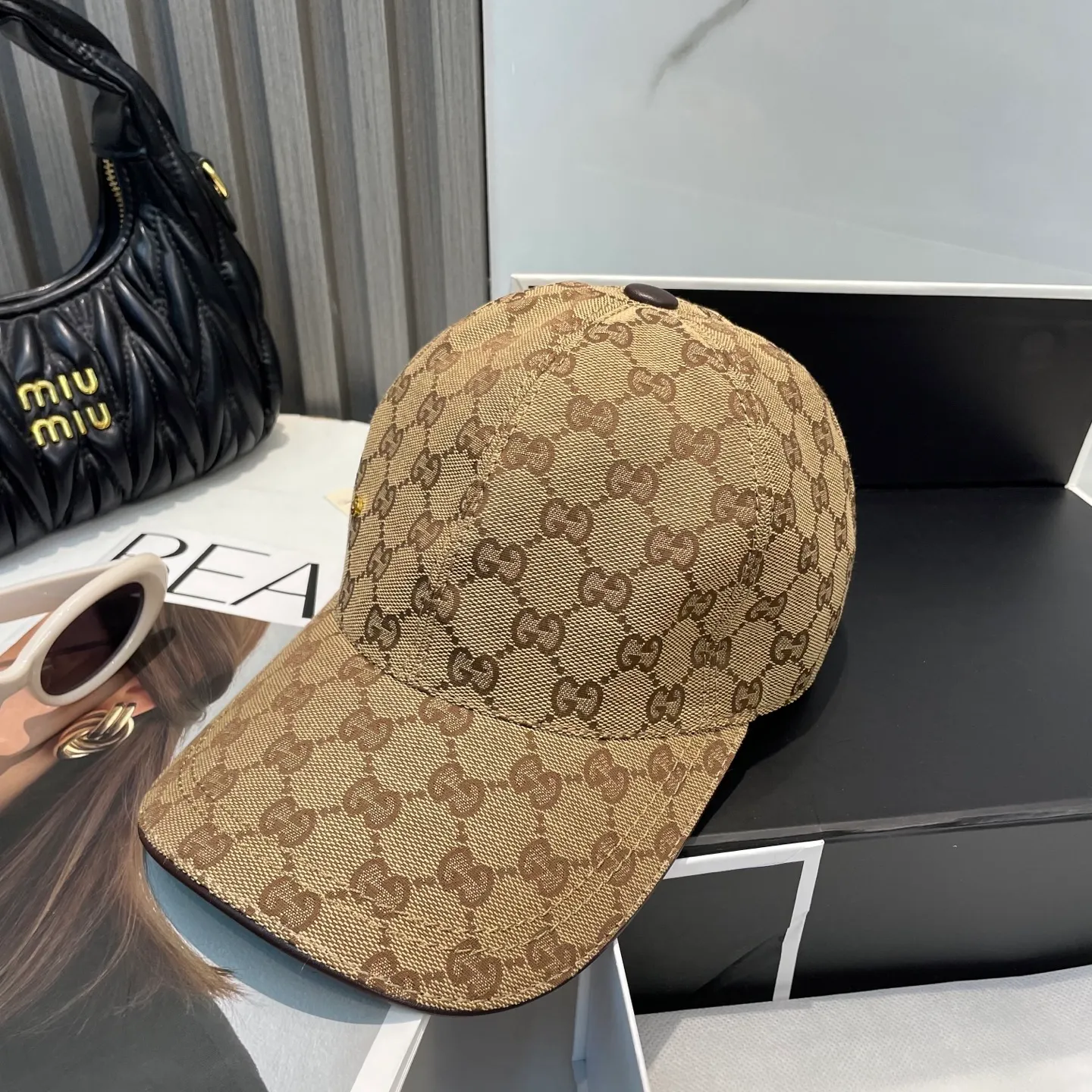 P96 Gucci's new original baseball cap, 1:1 mold opening and customization at the counter, original canvas fabric + first-layer cowhide, light and breathable! The basic head circumference is 56cm, and the patch is adjustable.