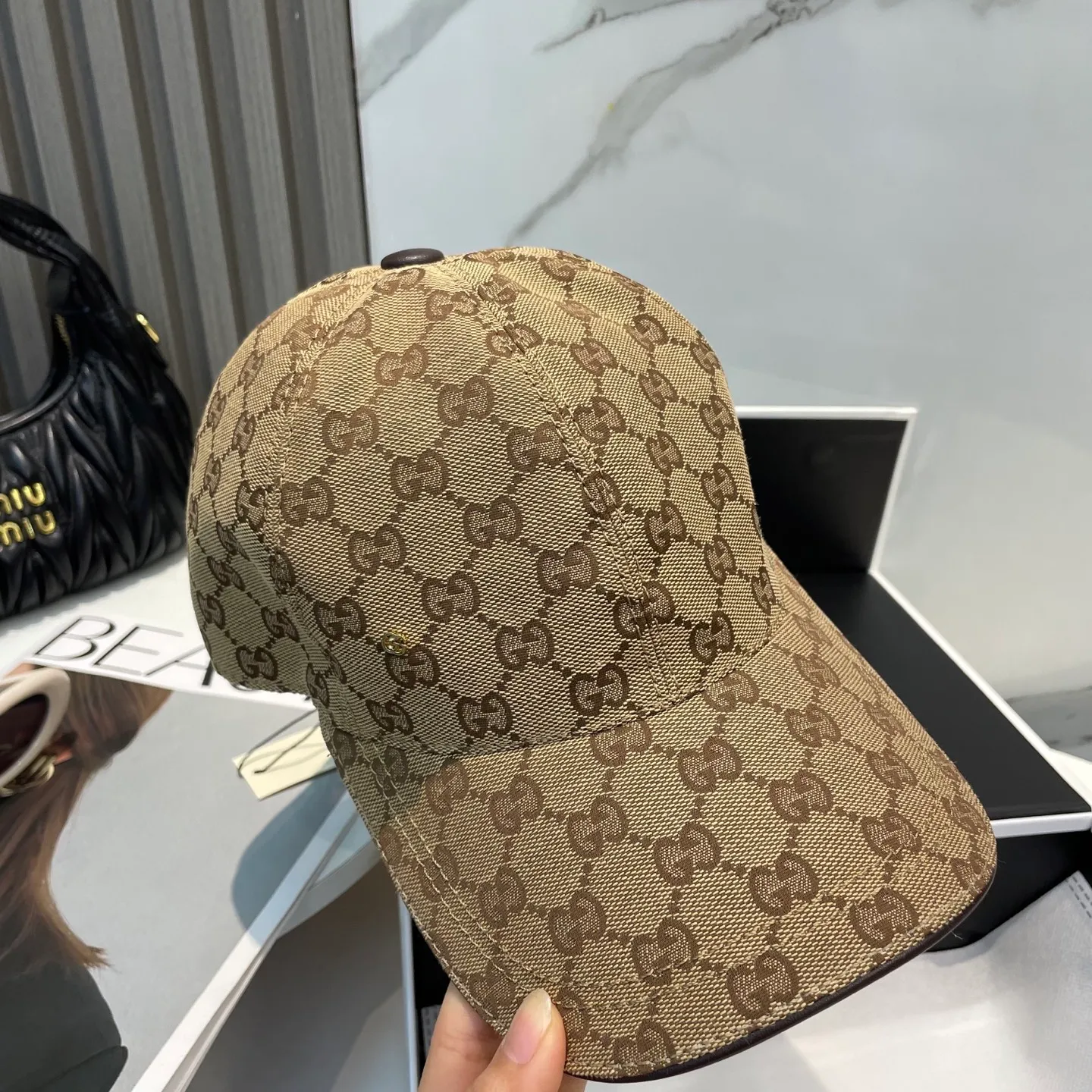 P96 Gucci's new original baseball cap, 1:1 mold opening and customization at the counter, original canvas fabric + first-layer cowhide, light and breathable! The basic head circumference is 56cm, and the patch is adjustable.
