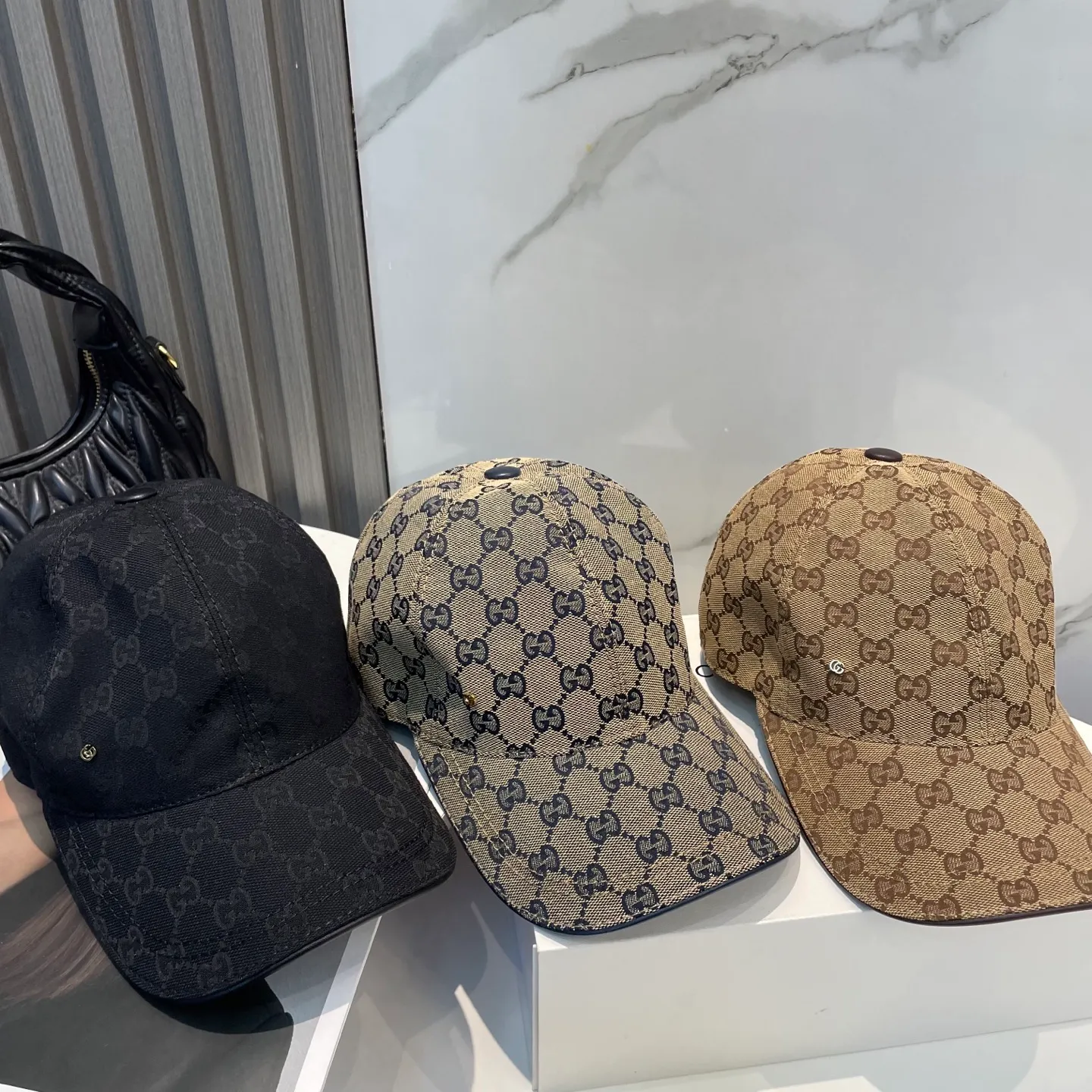 P96 Gucci's new original baseball cap, 1:1 mold opening and customization at the counter, original canvas fabric + first-layer cowhide, light and breathable! The basic head circumference is 56cm, and the patch is adjustable.