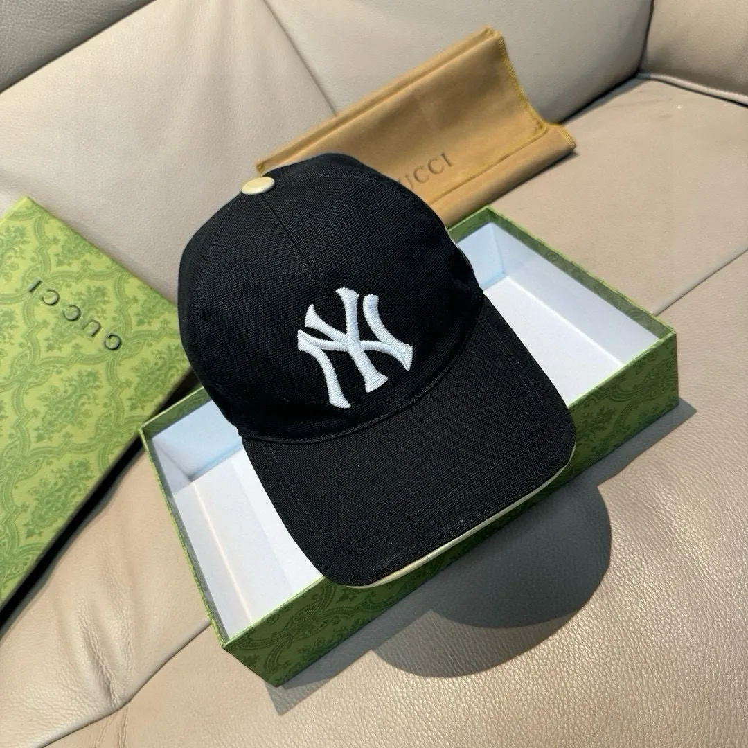 P160, NY&Gucci (Gucci) cooperation model, the latest original baseball cap, 1:1 mold customization, heavy embroidery, details comparable to counters, original canvas fabric + first-layer cowhide, excellent quality! The first choice for handsome men and beautiful women, fashionable and versatile. The basic head circumference is 56cm, and the patch is adjustable. Black and white two colors
