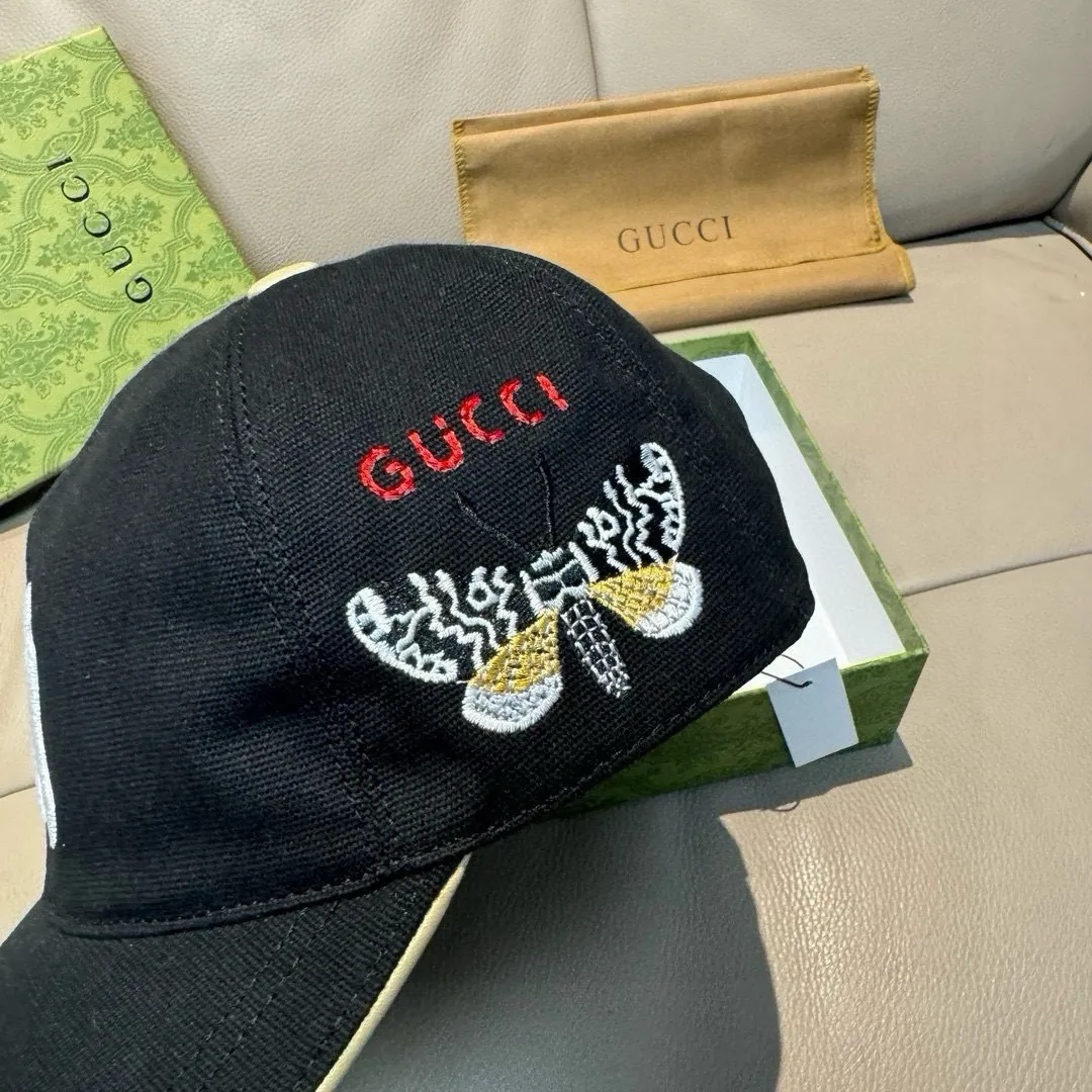 P160, NY&Gucci (Gucci) cooperation model, the latest original baseball cap, 1:1 mold customization, heavy embroidery, details comparable to counters, original canvas fabric + first-layer cowhide, excellent quality! The first choice for handsome men and beautiful women, fashionable and versatile. The basic head circumference is 56cm, and the patch is adjustable. Black and white two colors