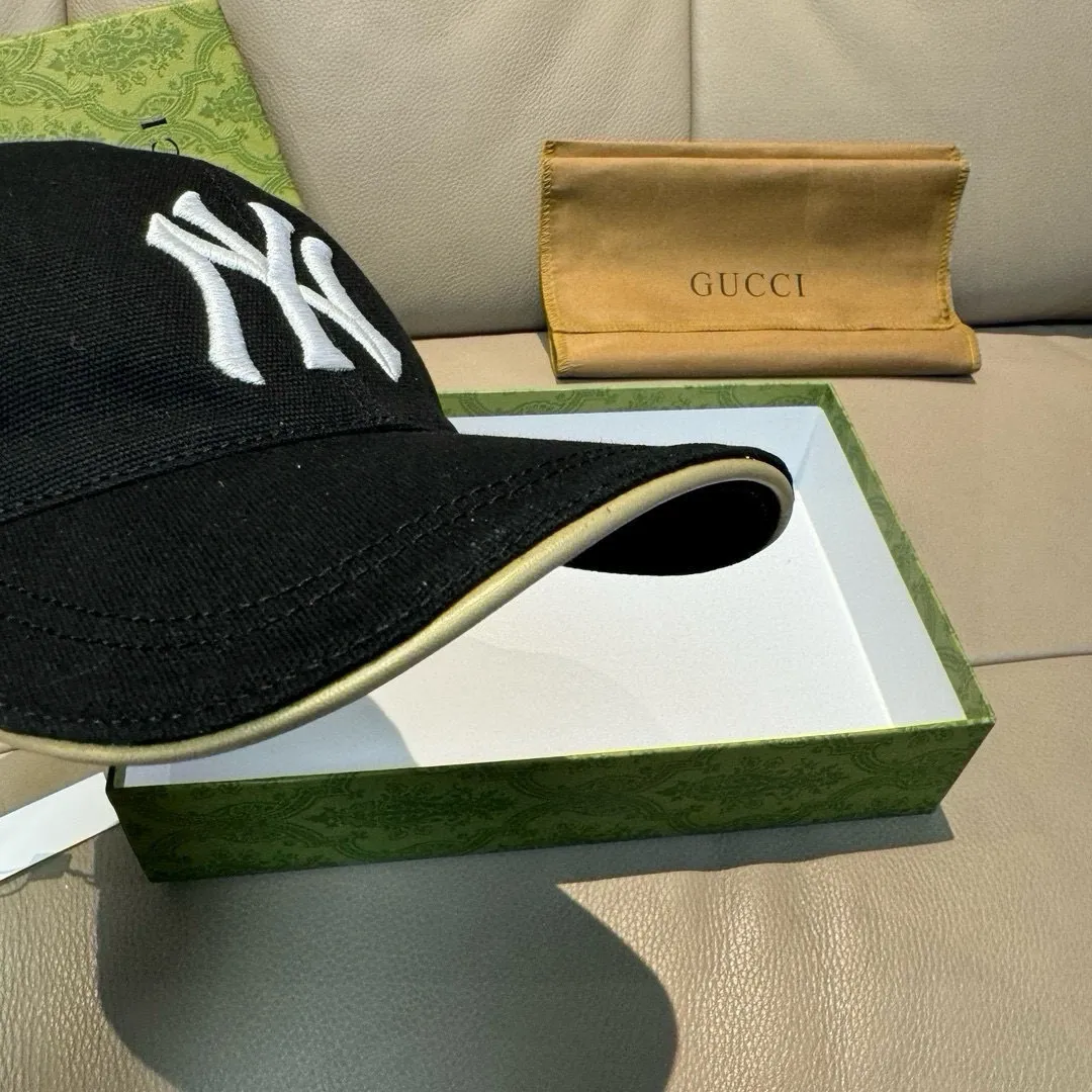 P160, NY&Gucci (Gucci) cooperation model, the latest original baseball cap, 1:1 mold customization, heavy embroidery, details comparable to counters, original canvas fabric + first-layer cowhide, excellent quality! The first choice for handsome men and beautiful women, fashionable and versatile. The basic head circumference is 56cm, and the patch is adjustable. Black and white two colors
