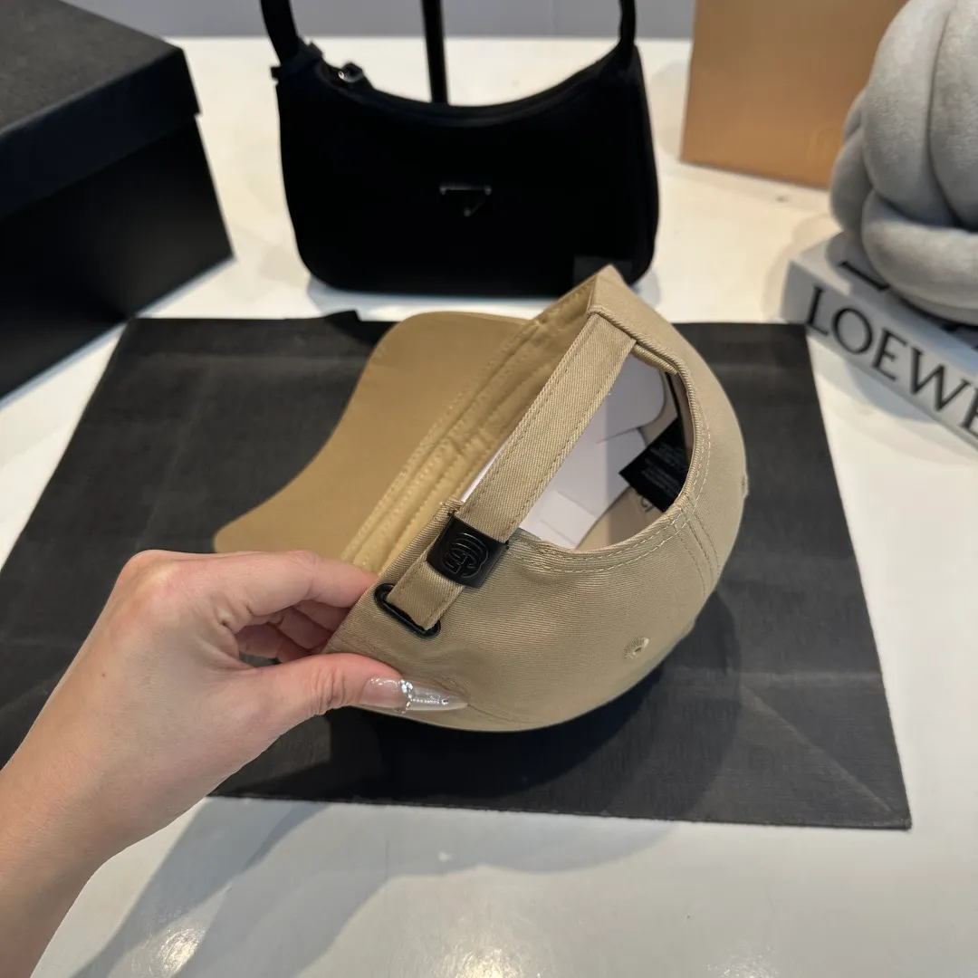 P56 Gucci Baseball Cap GUCCI official website new product, baseball cap, original quality is very popular, the workmanship is very exquisite, high-end atmosphere and class! Low-key luxury, easy to carry! Running volume!