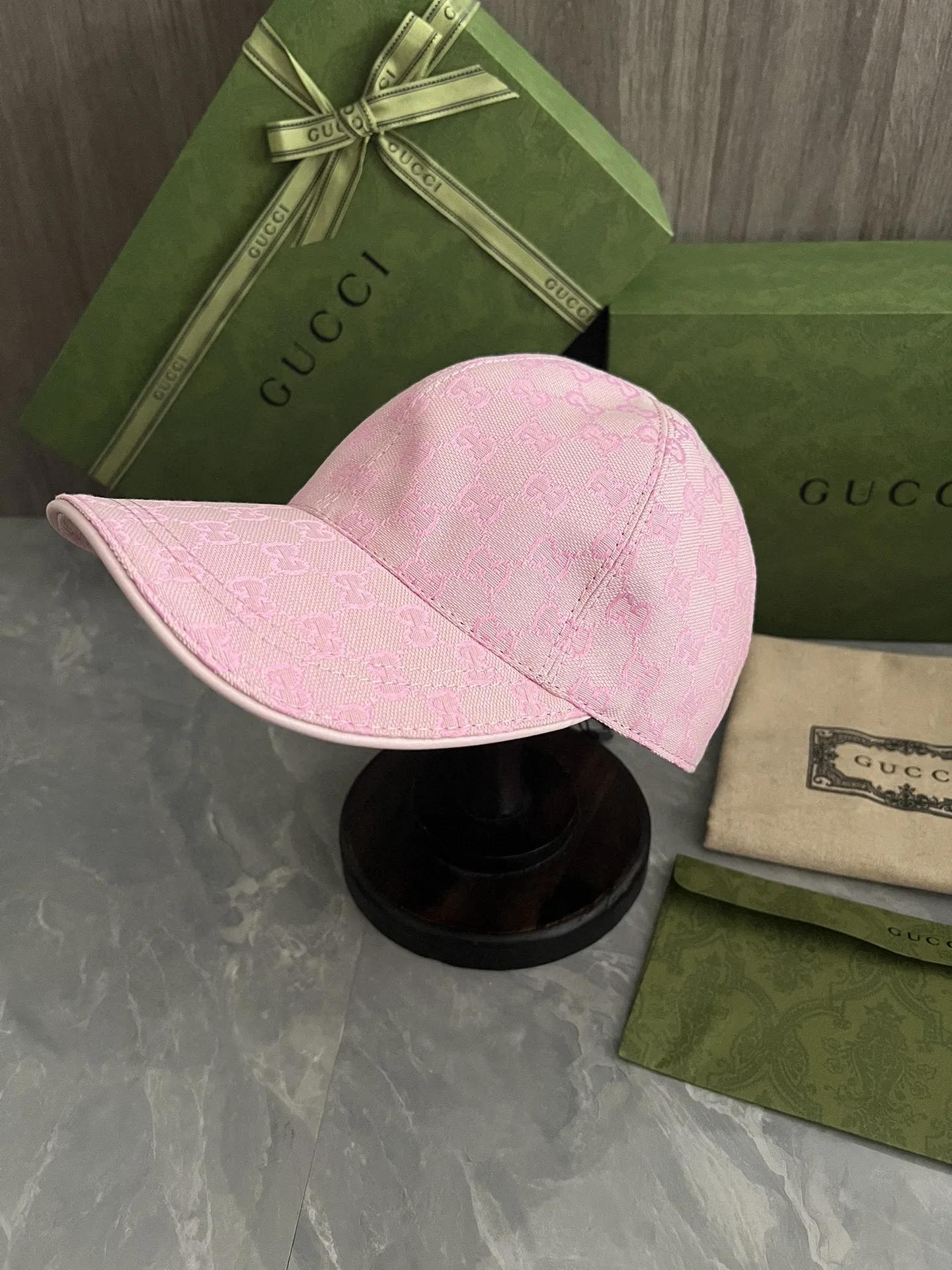 P90 GUCCI original customization 1:1 mold customization Monogram cowboy hat combines the brand's traditional luxury connotation and modern streetwear aesthetics to show the design personality of the spring and summer series. The hat body is made of original imported fabrics, rubber buckles, and first-layer cowhide edging, exquisite and flawless! Meticulous workmanship, original quality 908075