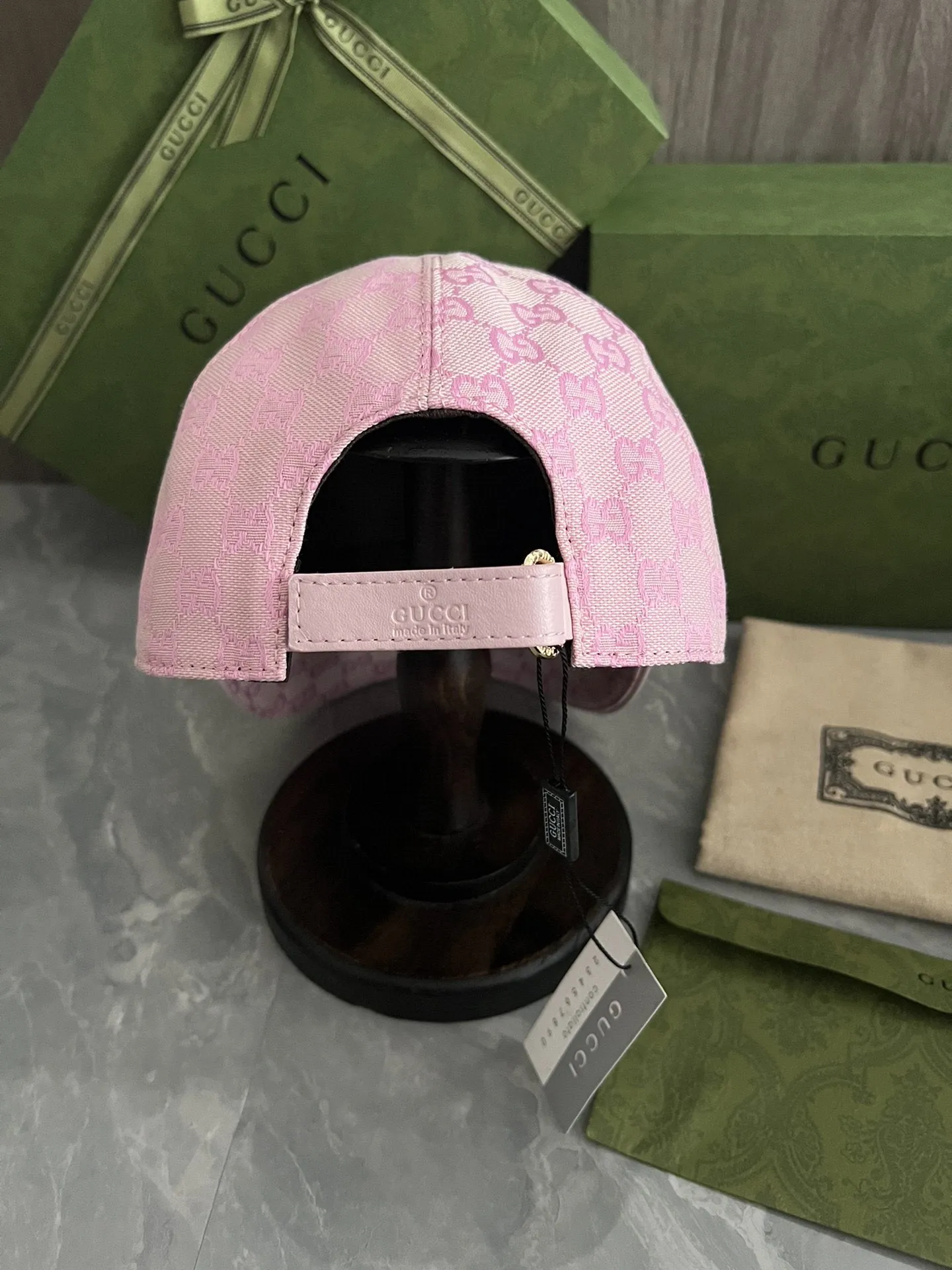 P90 GUCCI original customization 1:1 mold customization Monogram cowboy hat combines the brand's traditional luxury connotation and modern streetwear aesthetics to show the design personality of the spring and summer series. The hat body is made of original imported fabrics, rubber buckles, and first-layer cowhide edging, exquisite and flawless! Meticulous workmanship, original quality 908075