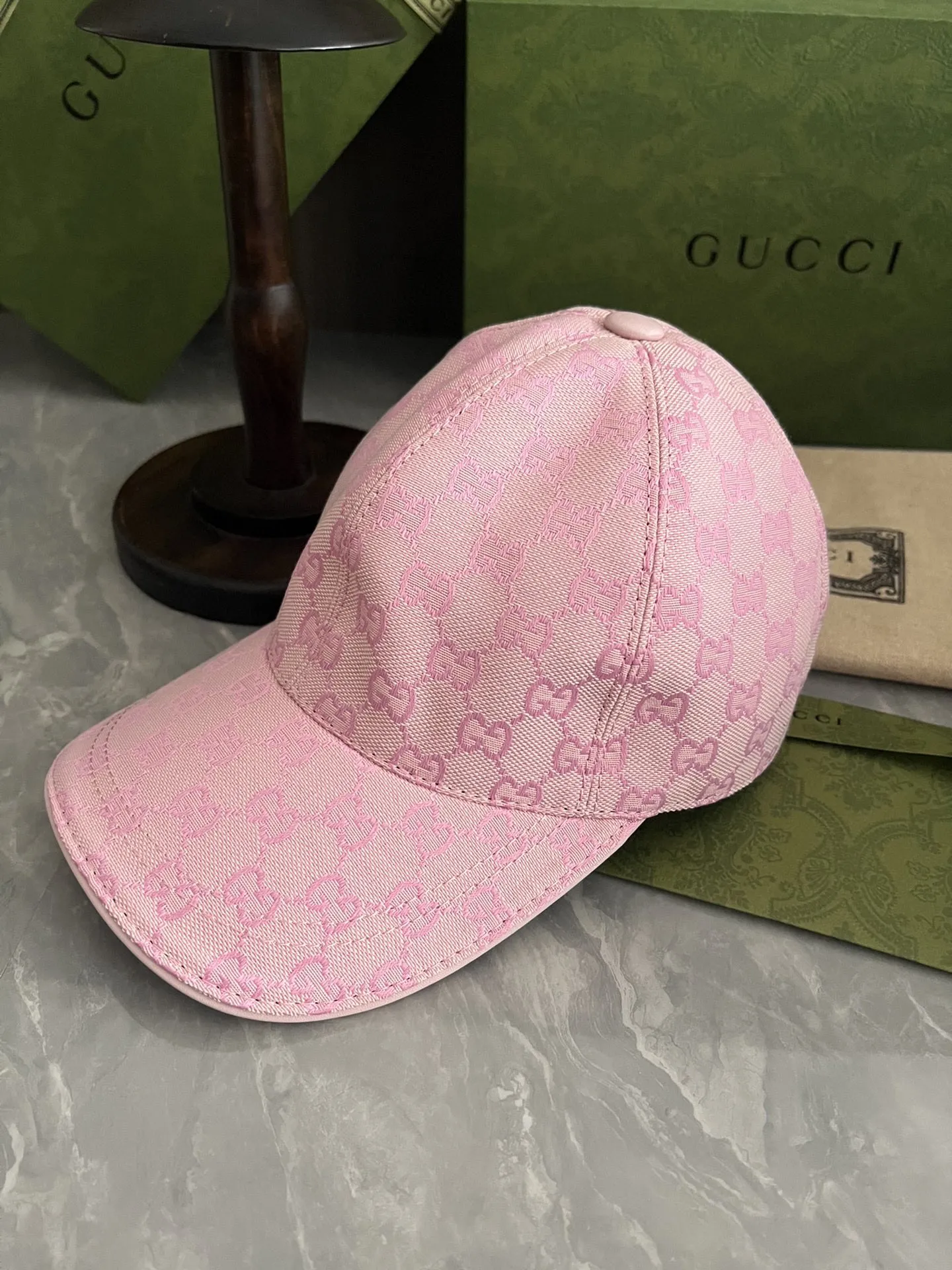P90 GUCCI original customization 1:1 mold customization Monogram cowboy hat combines the brand's traditional luxury connotation and modern streetwear aesthetics to show the design personality of the spring and summer series. The hat body is made of original imported fabrics, rubber buckles, and first-layer cowhide edging, exquisite and flawless! Meticulous workmanship, original quality 908075