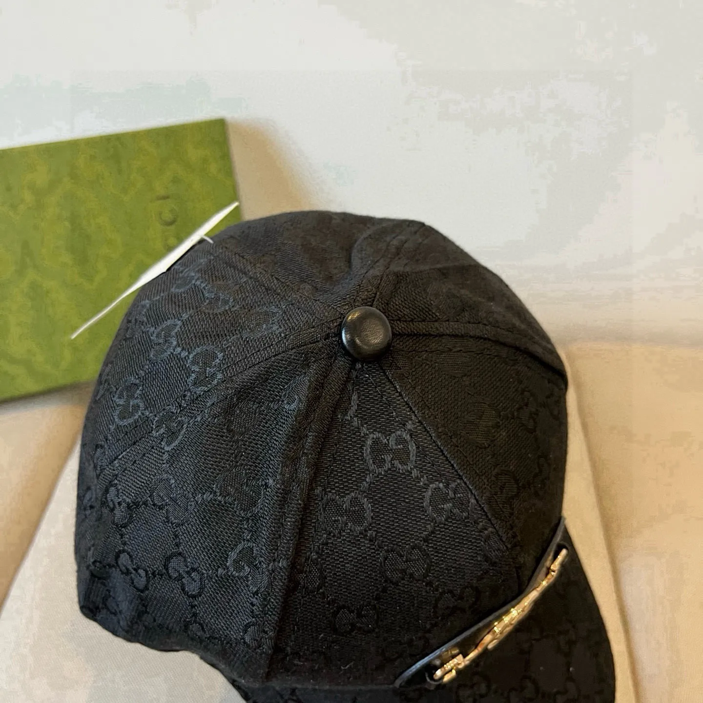 P60 Gucci Baseball Cap♥️GUCCI🧢New product from the official website, baseball cap, original quality, very popular 🔥🎩 The craftsmanship is very exquisite, high-end and classy! Low-key luxury, easy to carry! Running volume!