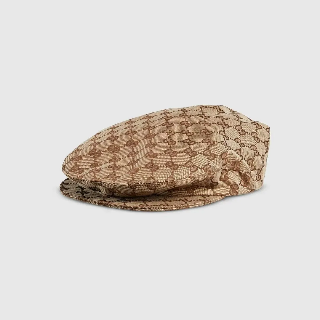 P80 Haute Couture The classic GG pattern began to be used in the 1930s. After nearly a century of development, it still provides inspiration for the brand to explore new expressions. This flat cap also features a Gucci web label on the back, a nod to the brand's equestrian roots. ·Beige and dark brown GG canvas·Gucci webbing label on the back·Hidden brim·