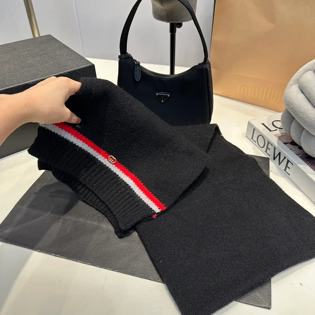 P180 (not ordinary goods in the market) GUCCI official website new wool cashmere suit series 🌟 hat + scarf + gloves official website synchronization, (same style for men and women) high quality, original fabric is very high-end, casual and versatile, simple yet elegant style, not to be missed!