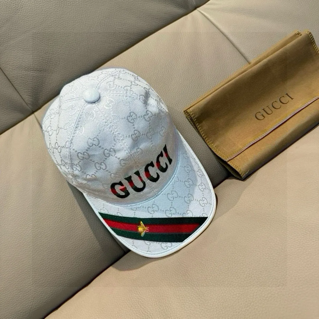 P90, Gucci's new original baseball cap, 1:1 mold customization, heavy embroidery, details comparable to those at counters, original canvas fabric + first-layer cowhide, great quality! The first choice for handsome men and beautiful women, fashionable and versatile. The basic head circumference is 56cm, and the patch is adjustable.