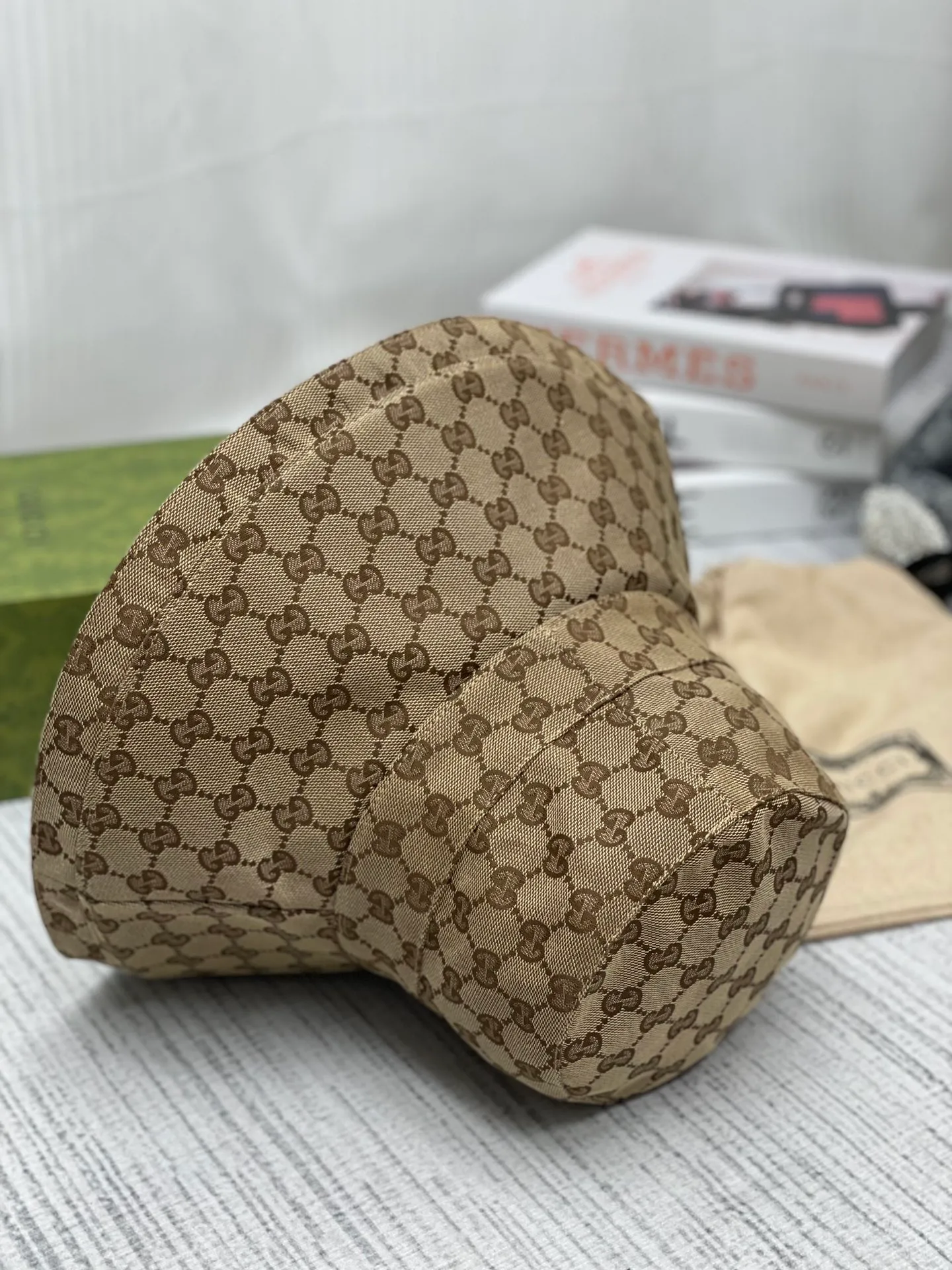 Special batch of 80 GUCCI classic presbyopic lettering. The presbyopic fisherman hat is really fashionable. It is a super popular 2022 spring and summer new fisherman hat. I saw the popular style. It is fashionable and versatile. It can be worn all year round. It goes well with clothes.