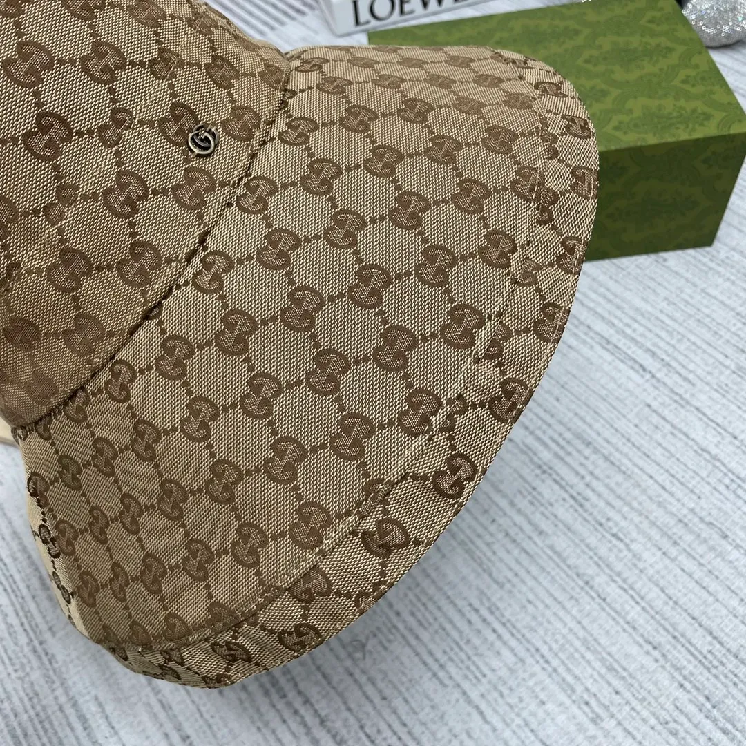 Special batch of 80 GUCCI classic presbyopic lettering. The presbyopic fisherman hat is really fashionable. It is a super popular 2022 spring and summer new fisherman hat. I saw the popular style. It is fashionable and versatile. It can be worn all year round. It goes well with clothes.