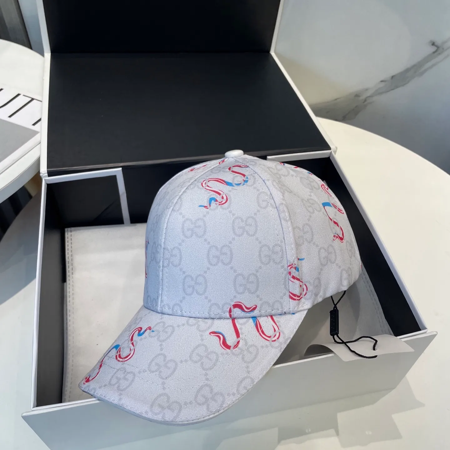 P60 Gucci new original baseball cap 🧢, exquisite and pure, stylish and stylish, cool and fashionable, out of stock at the counter, popular, great quality