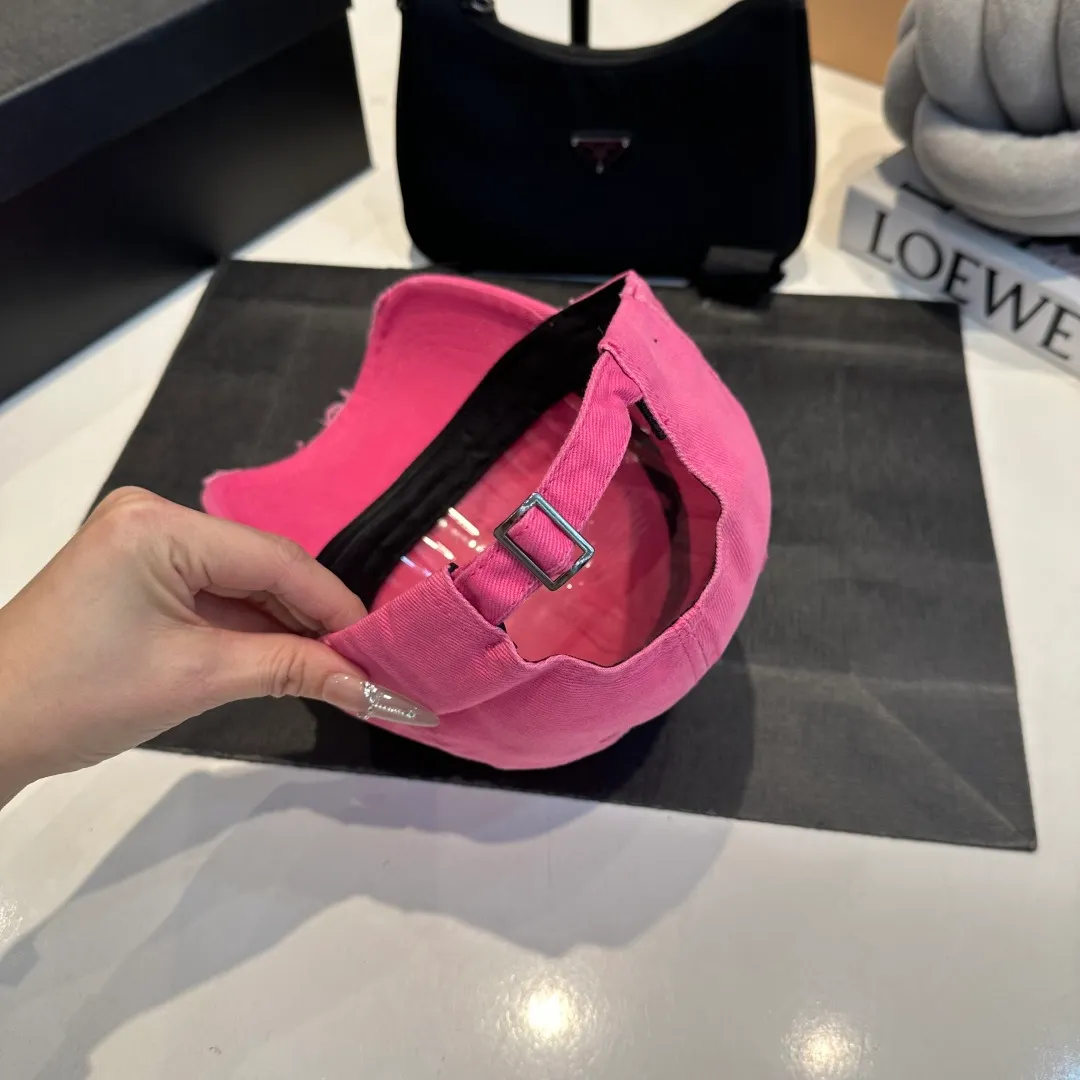 P60 GUCCI ripped baseball cap, the original quality is very popular, the craftsmanship is very exquisite, the atmosphere is high-end and classy! Low-key luxury, easy to carry! Running volume!