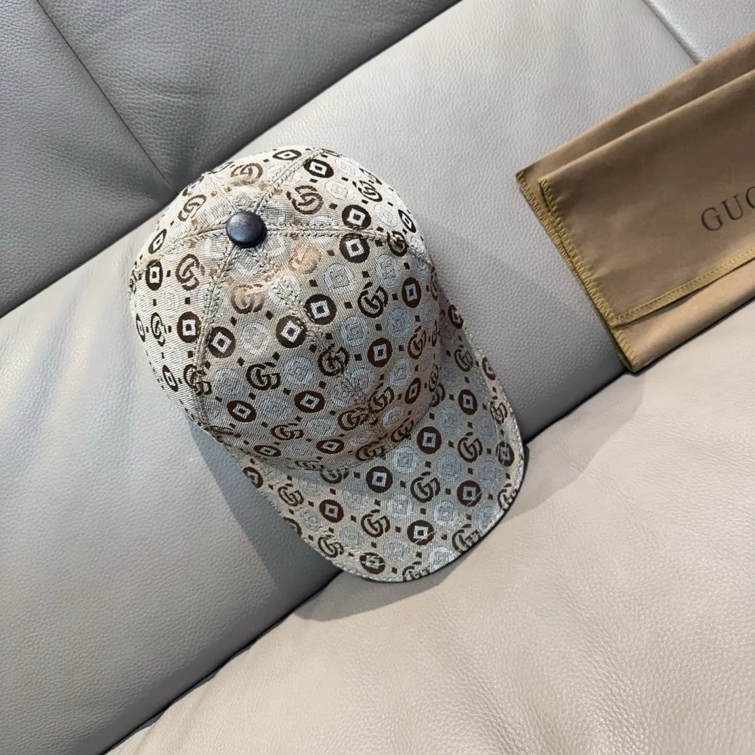 p90., Gucci's new original baseball cap, double G jacquard, 1:1 mold customization at the counter, perfect pattern, original canvas fabric + first-layer cowhide, light and breathable! The basic head circumference is 56cm, and the patch is adjustable.