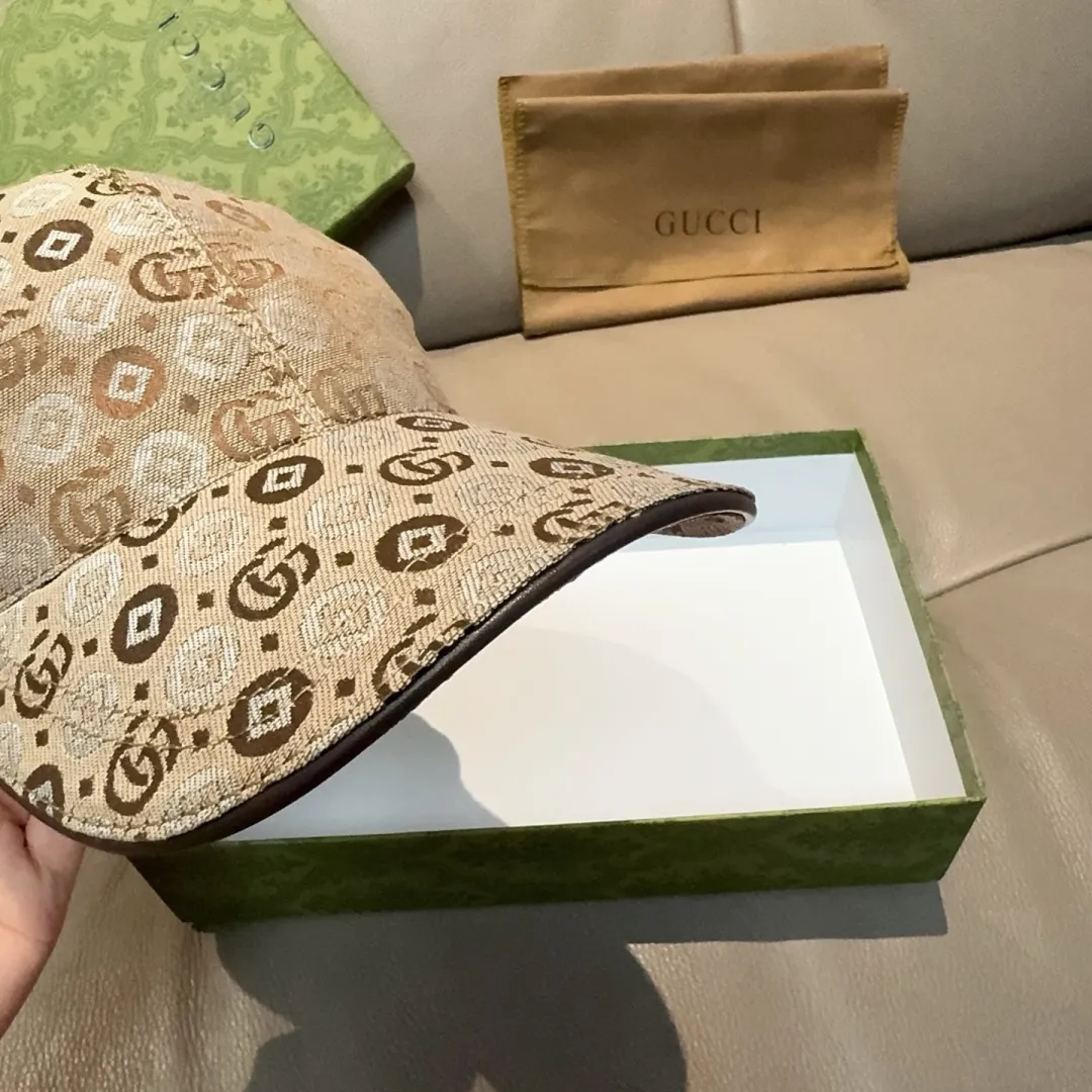 p90., Gucci's new original baseball cap, double G jacquard, 1:1 mold customization at the counter, perfect pattern, original canvas fabric + first-layer cowhide, light and breathable! The basic head circumference is 56cm, and the patch is adjustable.