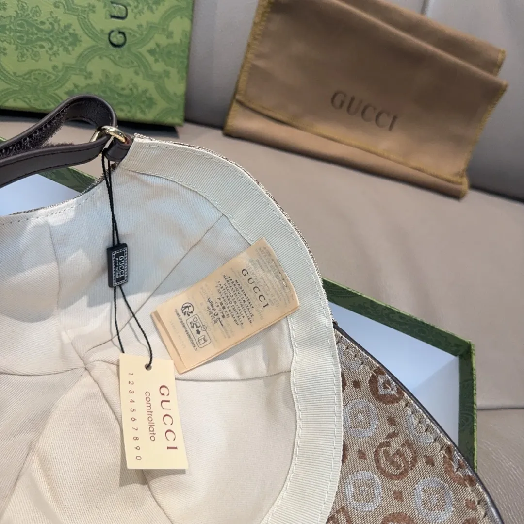 p90., Gucci's new original baseball cap, double G jacquard, 1:1 mold customization at the counter, perfect pattern, original canvas fabric + first-layer cowhide, light and breathable! The basic head circumference is 56cm, and the patch is adjustable.