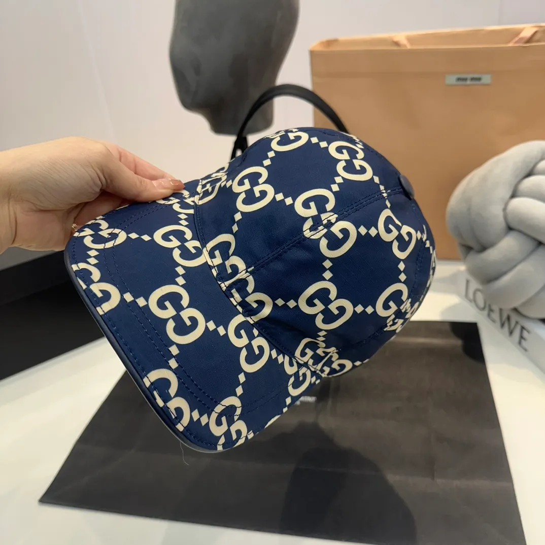 P80 Gucci (Gucci) new spring and summer original baseball cap, logo webbing, 1:1 mold customization, original canvas fabric + first-layer cowhide, popular purchasing agent, versatile style for men and women, great quality! Basic head circumference 56, adjustable patch