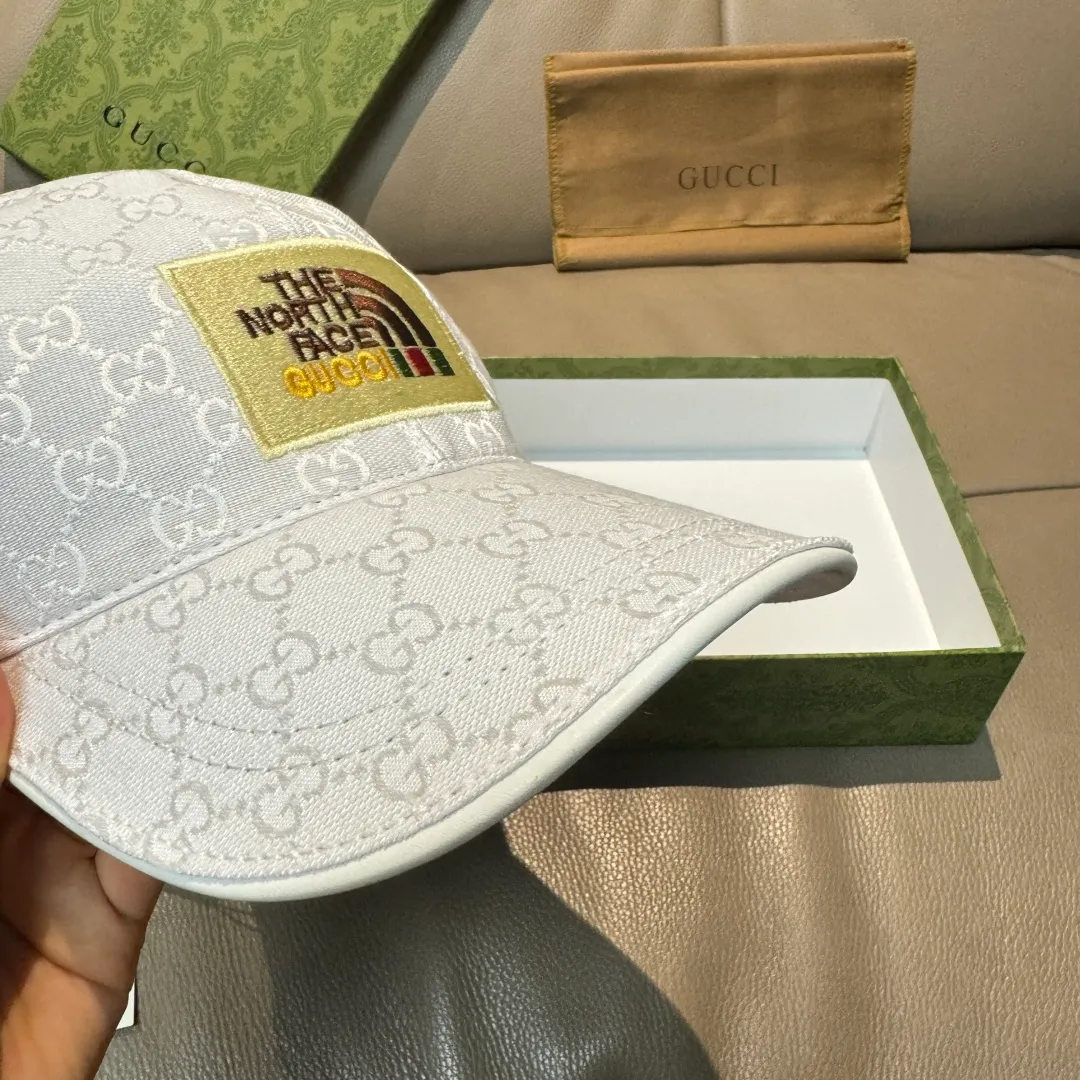 P90, Gucci's new original baseball cap, North Face embroidery! Counter 1:1, imported canvas + first-layer cowhide, popular for purchasing, versatile style for men and women, great quality! The basic head circumference is 56cm, and the patch is adjustable.
