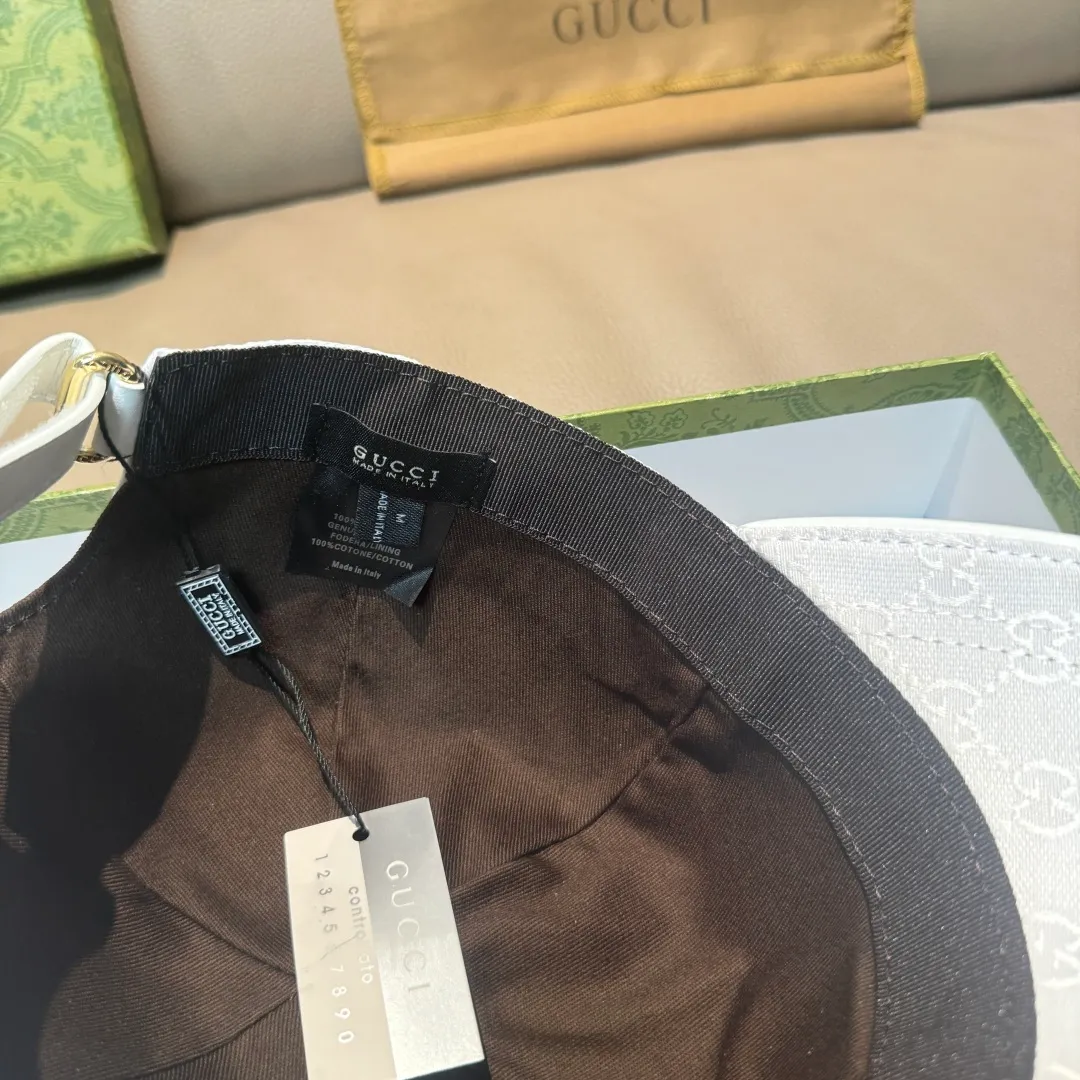 P90, Gucci's new original baseball cap, North Face embroidery! Counter 1:1, imported canvas + first-layer cowhide, popular for purchasing, versatile style for men and women, great quality! The basic head circumference is 56cm, and the patch is adjustable.