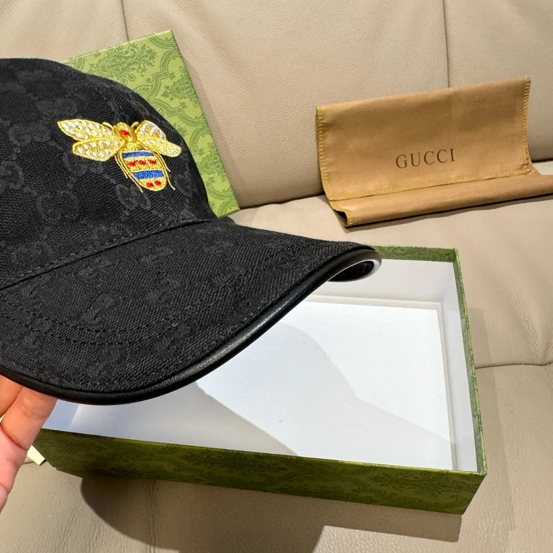 p90, Gucci (Gucci) original baseball cap, little bee embroidery, 1:1 mold customization, heavy embroidery, details comparable to counters, original canvas + first-layer cowhide, pure cotton lining, great quality! The first choice for handsome men and beautiful women, fashionable and versatile. Basic head circumference 56, adjustable patch