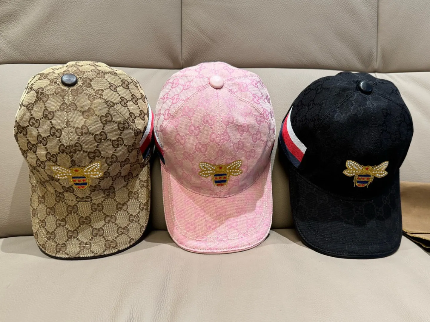 p90, Gucci (Gucci) original baseball cap, little bee embroidery, 1:1 mold customization, heavy embroidery, details comparable to counters, original canvas + first-layer cowhide, pure cotton lining, great quality! The first choice for handsome men and beautiful women, fashionable and versatile. Basic head circumference 56, adjustable patch