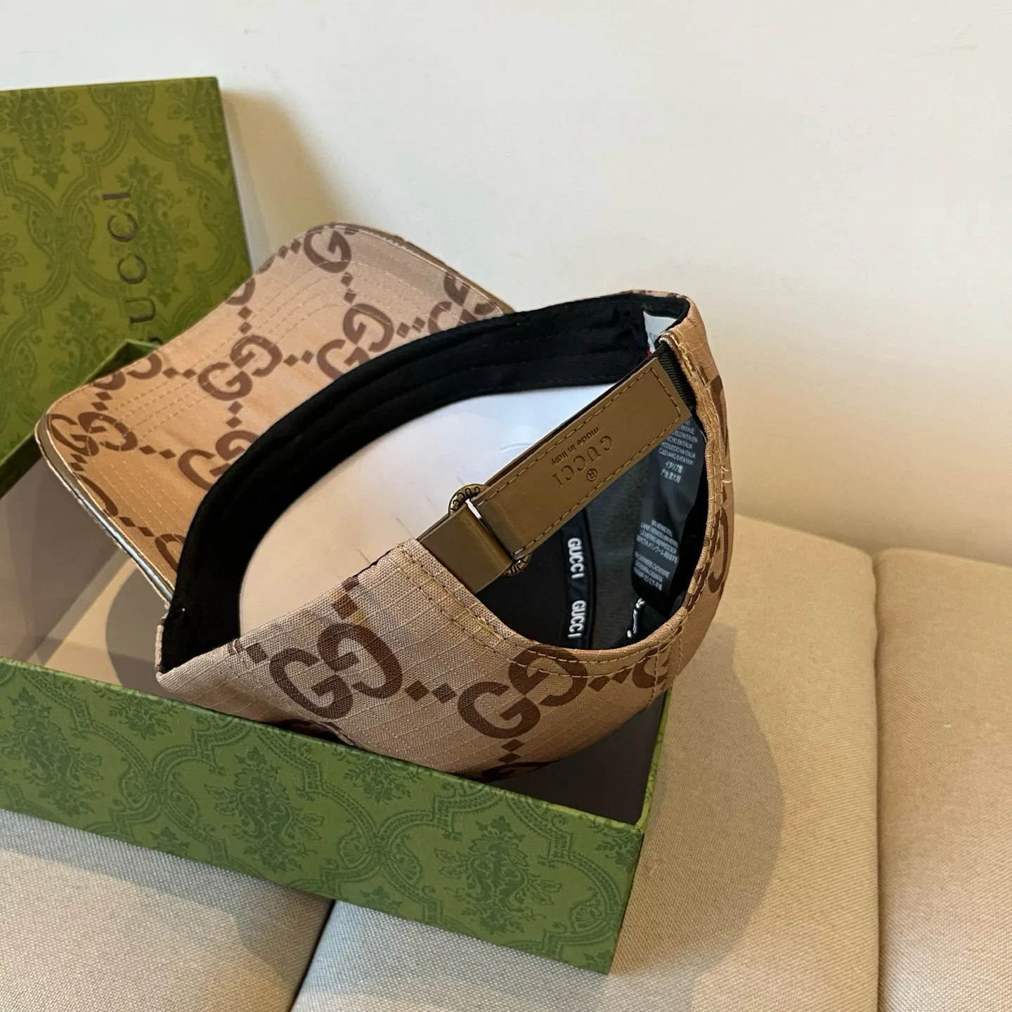 P60 Gucci Baseball Cap♥️GUCCI🧢New product from the official website, baseball cap, original quality, very popular 🔥🎩 The craftsmanship is very exquisite, high-end and classy! Low-key luxury, easy to carry! Running volume!