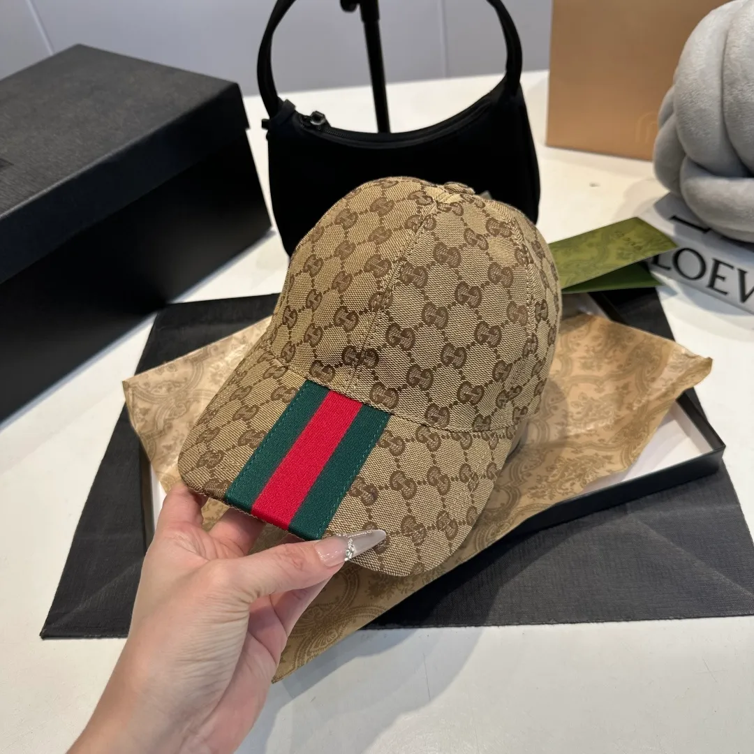 P1 million classic model shipped in new colors! Comes with a box bag, Gucci's classic original baseball cap😍😍Customized at a 1:1 mold at the counter, the highest version, original canvas fabric + first-layer cowhide, light and breathable! Photographed in real life, suitable for men and women in all seasons, basic head circumference 56cm, adjustable patches.