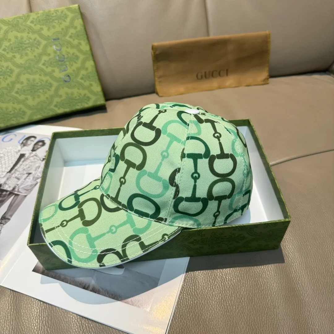 p90 Horsebit buckle shipped. Gucci new original baseball cap, horsebit buckle baseball cap. 1:1 mold opening and customization at the counter, original canvas fabric + first layer of cowhide, light and breathable! The basic head circumference is 56cm, and the patch is adjustable.