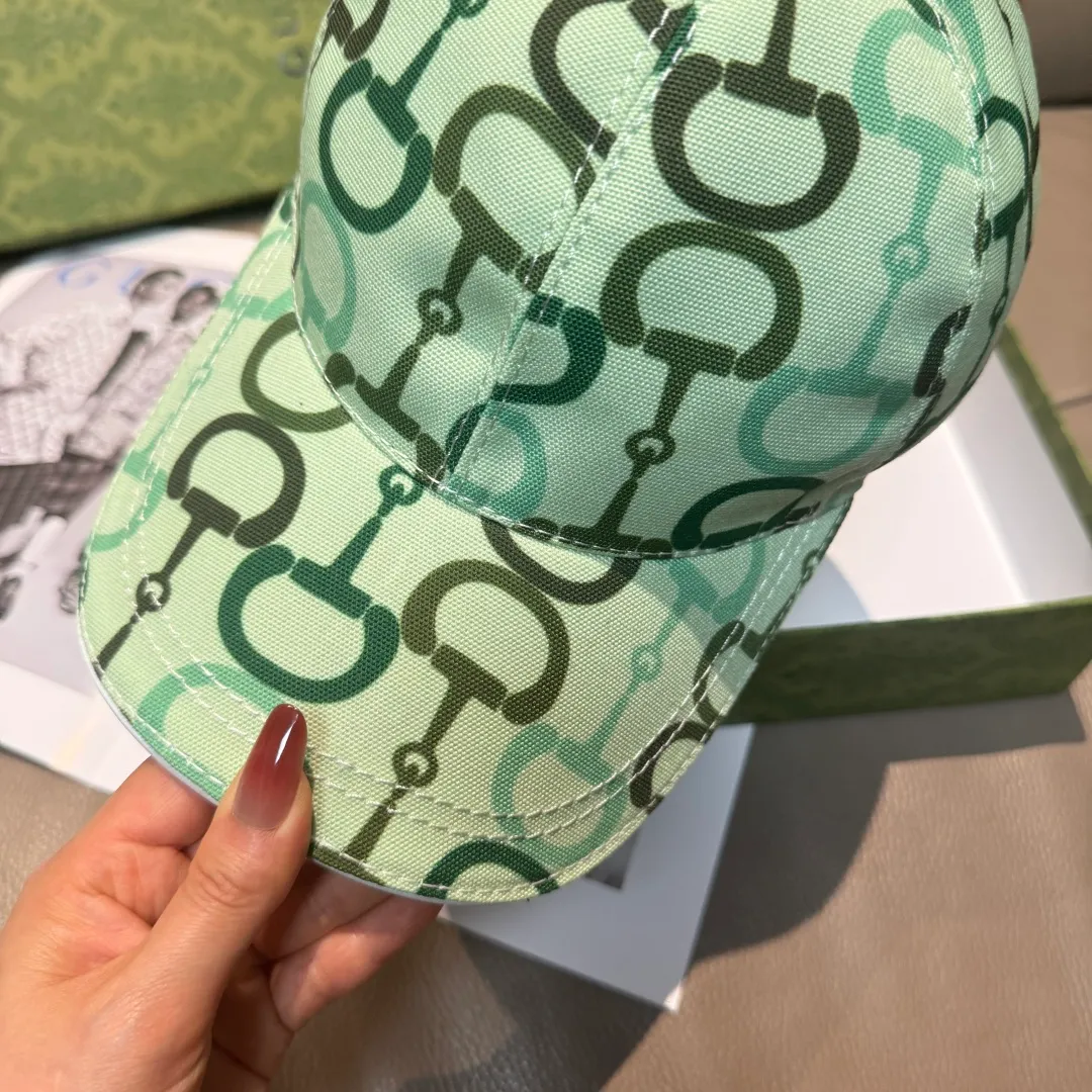 p90 Horsebit buckle shipped. Gucci new original baseball cap, horsebit buckle baseball cap. 1:1 mold opening and customization at the counter, original canvas fabric + first layer of cowhide, light and breathable! The basic head circumference is 56cm, and the patch is adjustable.