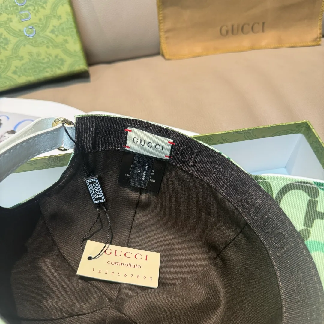 p90 Horsebit buckle shipped. Gucci new original baseball cap, horsebit buckle baseball cap. 1:1 mold opening and customization at the counter, original canvas fabric + first layer of cowhide, light and breathable! The basic head circumference is 56cm, and the patch is adjustable.