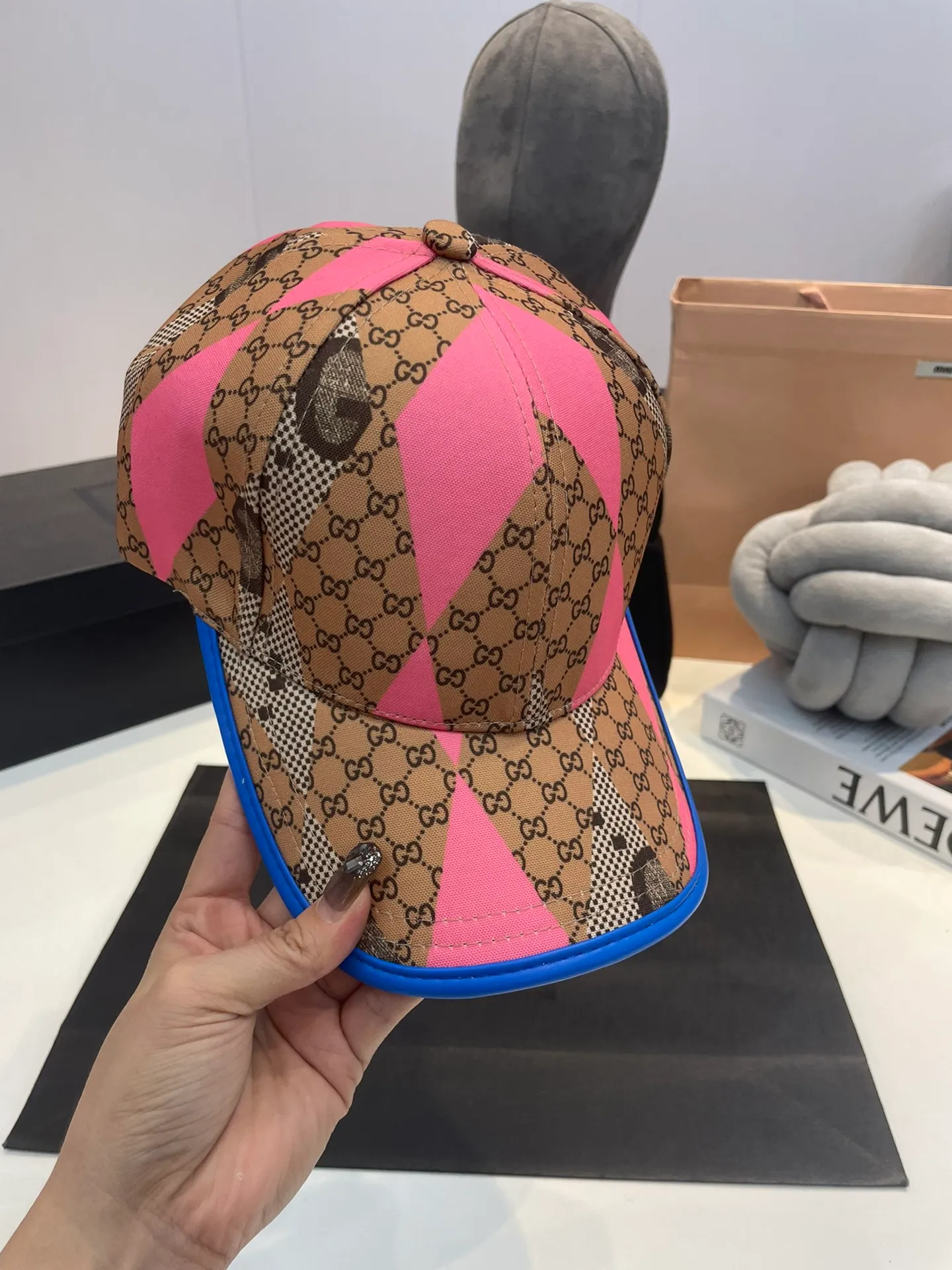 P60 Gucci Baseball Cap♥️GUCCI🧢New product from the official website, baseball cap, original quality, very popular 🔥🎩 The craftsmanship is very exquisite, high-end and classy! Low-key luxury, easy to carry! Running volume