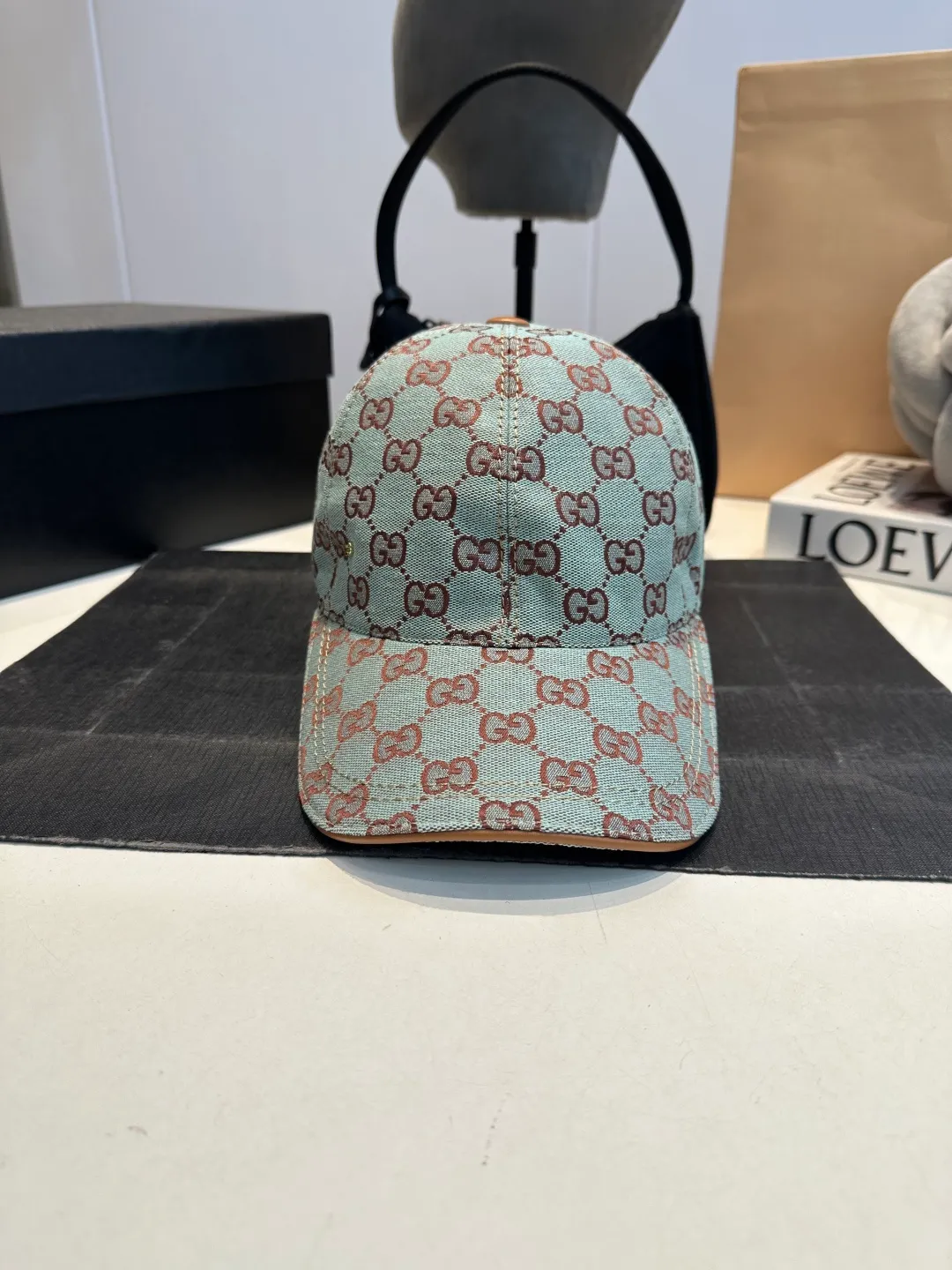 P90 Gucci (Gucci) new original baseball cap, metal small double G, the latest model at the counter, 1:1 mold opening and customization, genuine mold opening hardware, original canvas fabric + first layer of cowhide, original quality! The quality is great, the basic head circumference is 56cm, and the patch is adjustable.