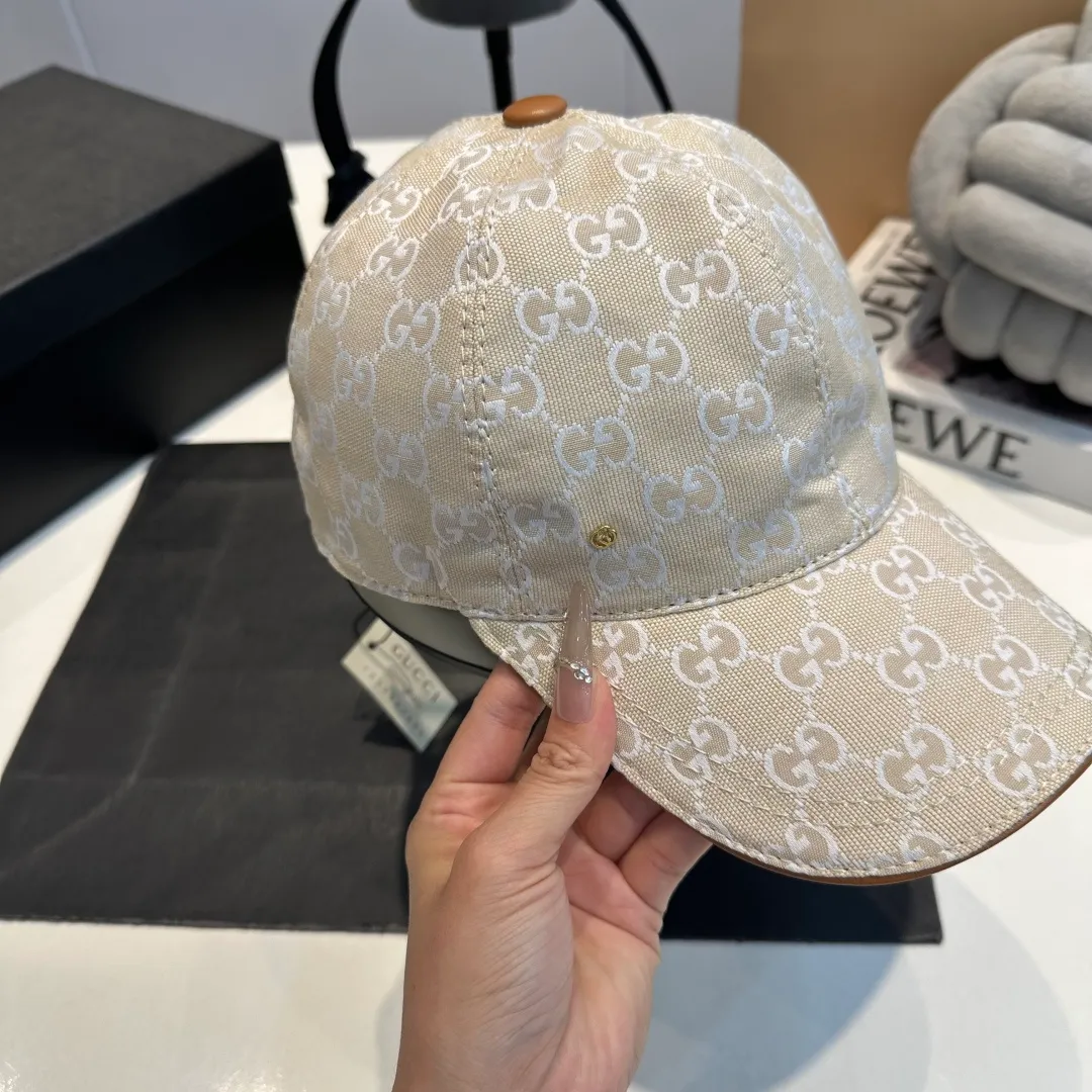P90 Gucci (Gucci) new original baseball cap, metal small double G, the latest model at the counter, 1:1 mold opening and customization, genuine mold opening hardware, original canvas fabric + first layer of cowhide, original quality! The quality is great, the basic head circumference is 56cm, and the patch is adjustable.