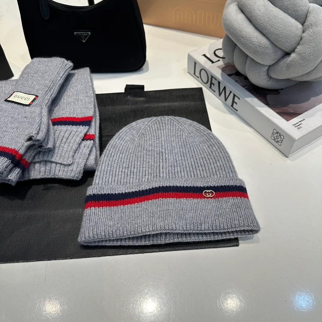 P180 (not ordinary goods in the market) GUCCI official website new wool cashmere suit series 🌟 hat + scarf + gloves official website synchronization, (same style for men and women) high quality, original fabric is very high-end, casual and versatile, simple yet elegant style, not to be missed!