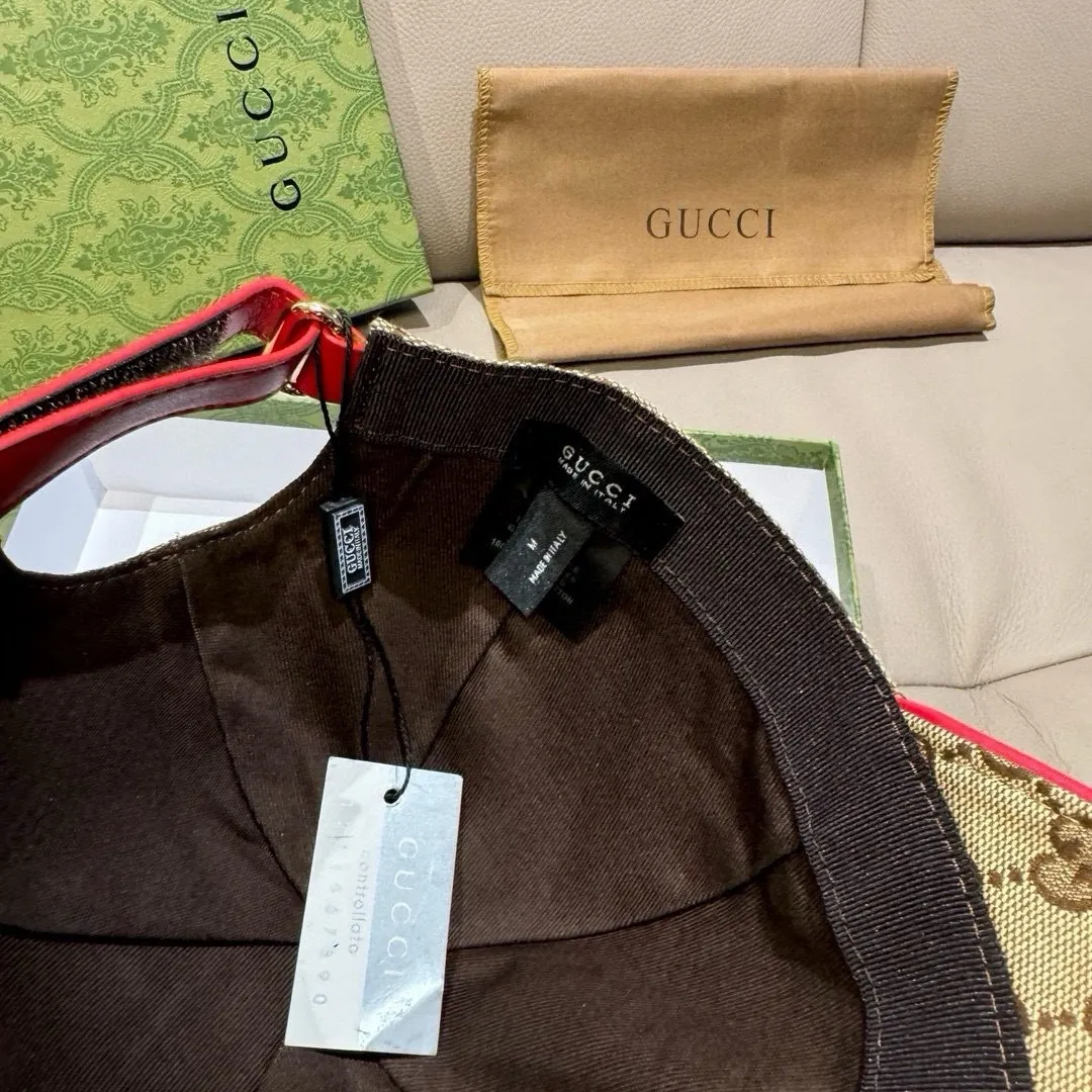 p90, Gucci (Gucci) classic original baseball cap, five-star webbing, 1:1 mold customization, original canvas + first-layer cowhide, popular purchasing agent, versatile style for men and women, great quality! The basic head circumference is 56cm, and the patch is adjustable.