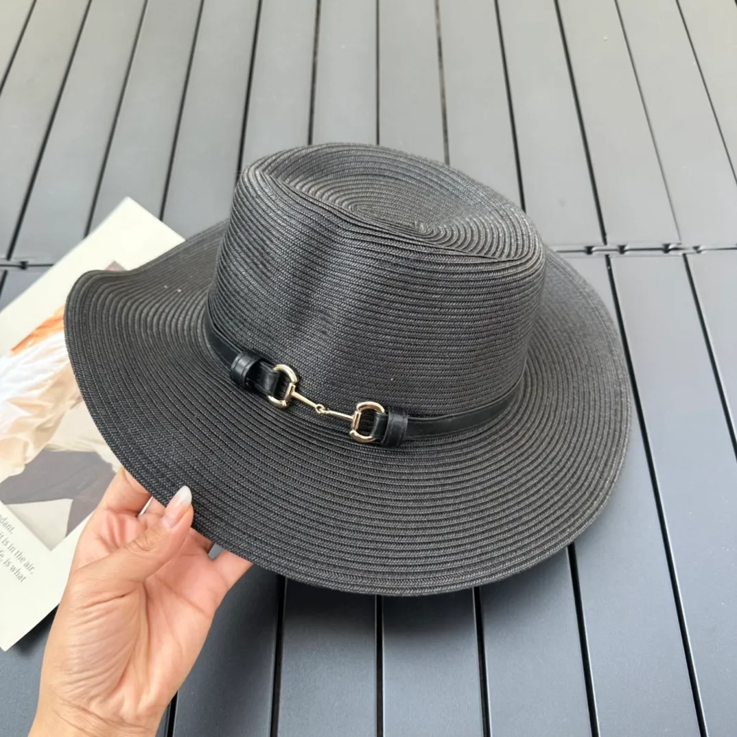 P110 Gucci saddle button straw hat is popular among many bloggers. The shape of the hat is super correct and made in 1:1 version. It is the best choice whether you go to the grasslands or go to the beach for vacation.
